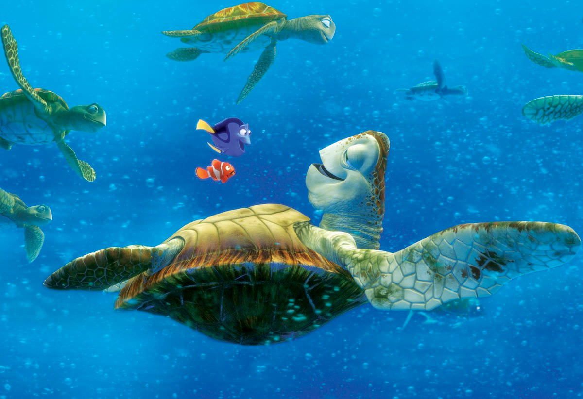 nemo 桌布 壁紙 — 一隻大海龜在清澈的藍色海水中滑行，旁邊有動畫魚角色在游泳。