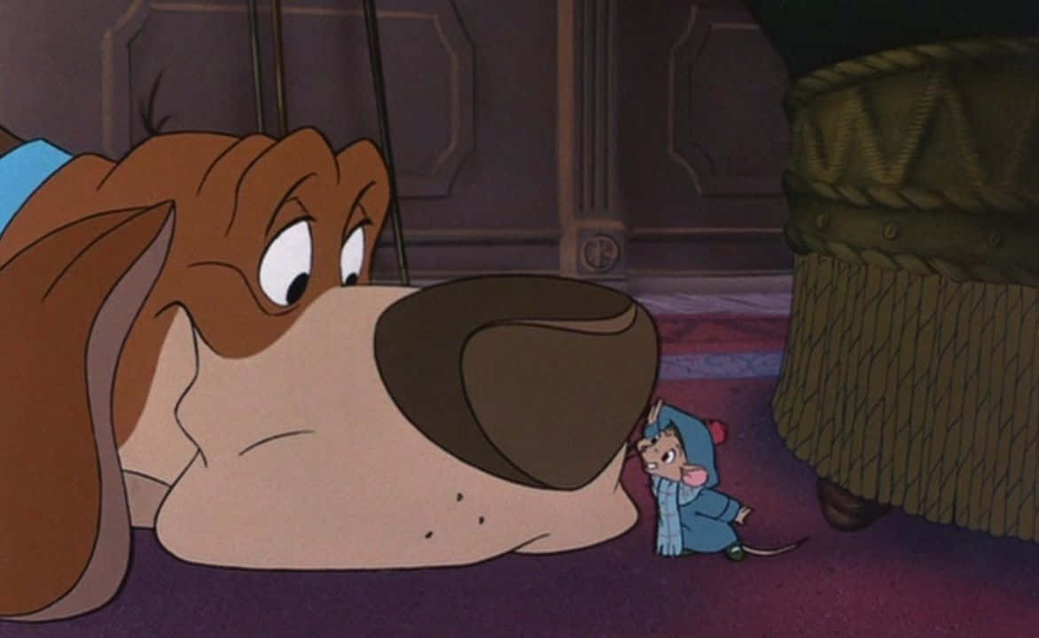 The Great Mouse Detective 桌布 壁紙 — 一隻大狗悲傷地躺在紫色地毯上，一隻穿著藍色衣服的小老鼠擔心地抬頭看著牠。
