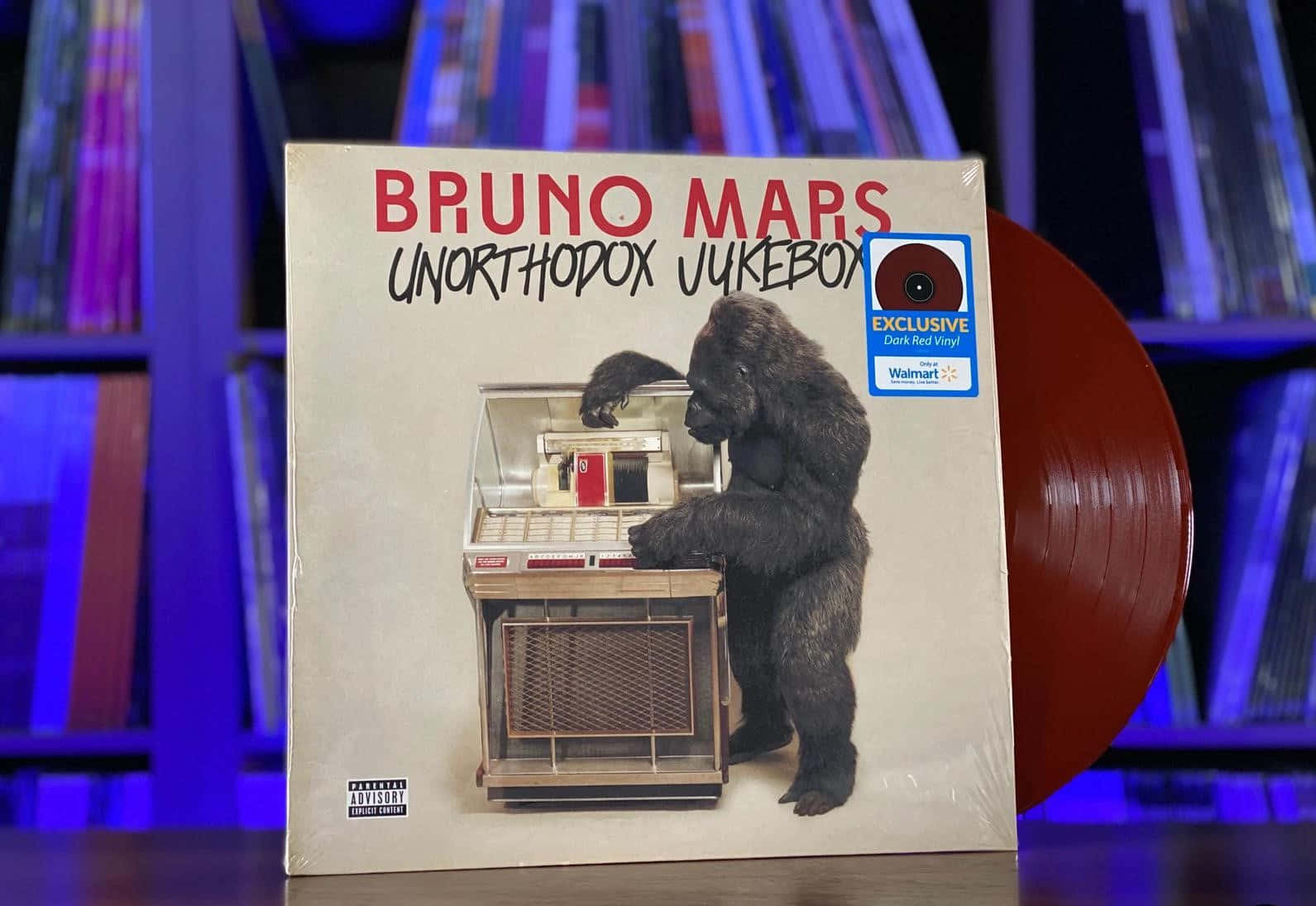 Unorthodox 桌布 壁紙 — 一隻大猩猩站在Bruno Mars的《Unorthodox Jukebox》唱片封套上的復古點唱機旁，部分露出深紅色黑膠唱片。