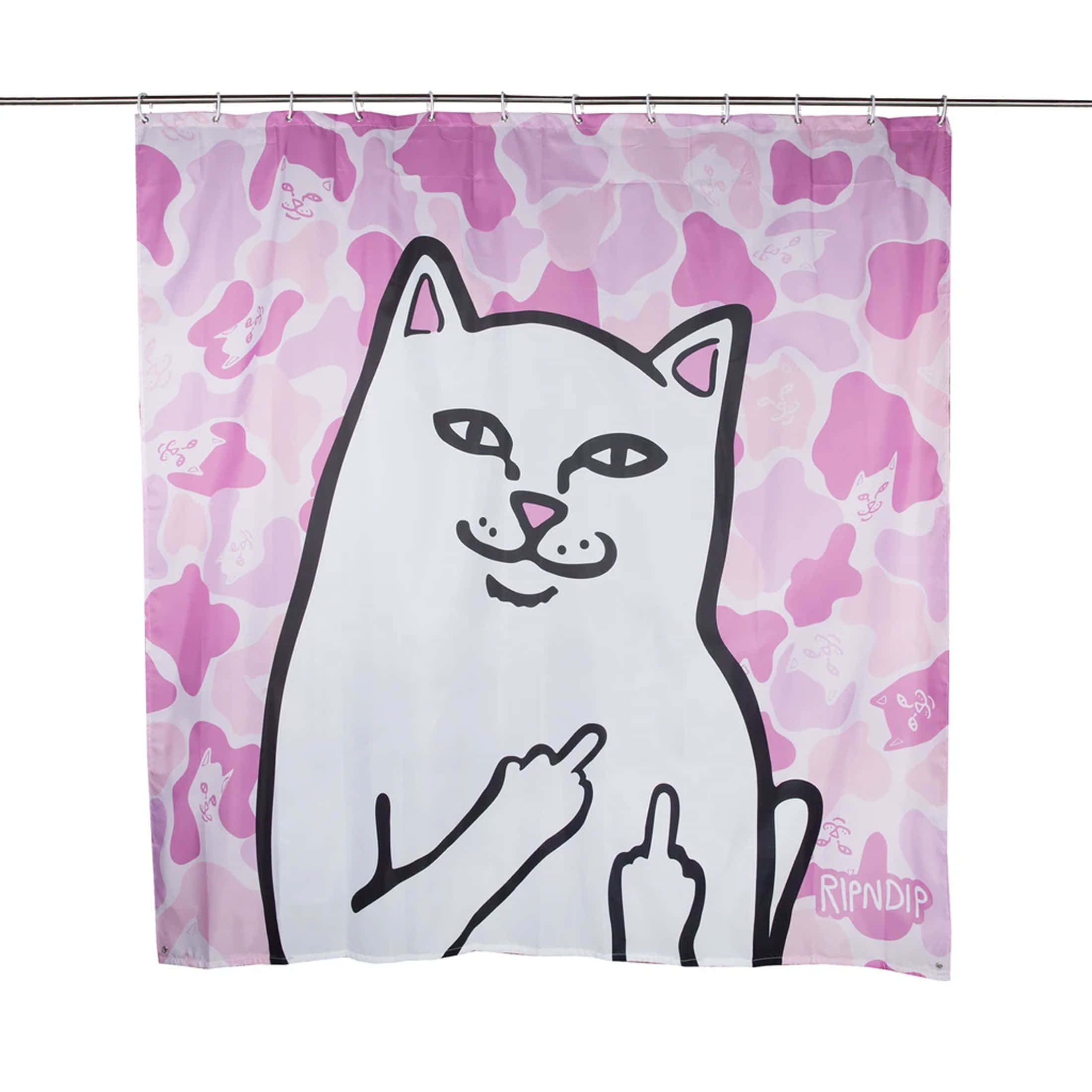 ripndip 桌布 壁紙 — 一隻大膽的卡通貓咪，帶有黑色輪廓和粉紅色點綴，挑釁地對著粉紅色迷彩浴簾豎起雙中指。