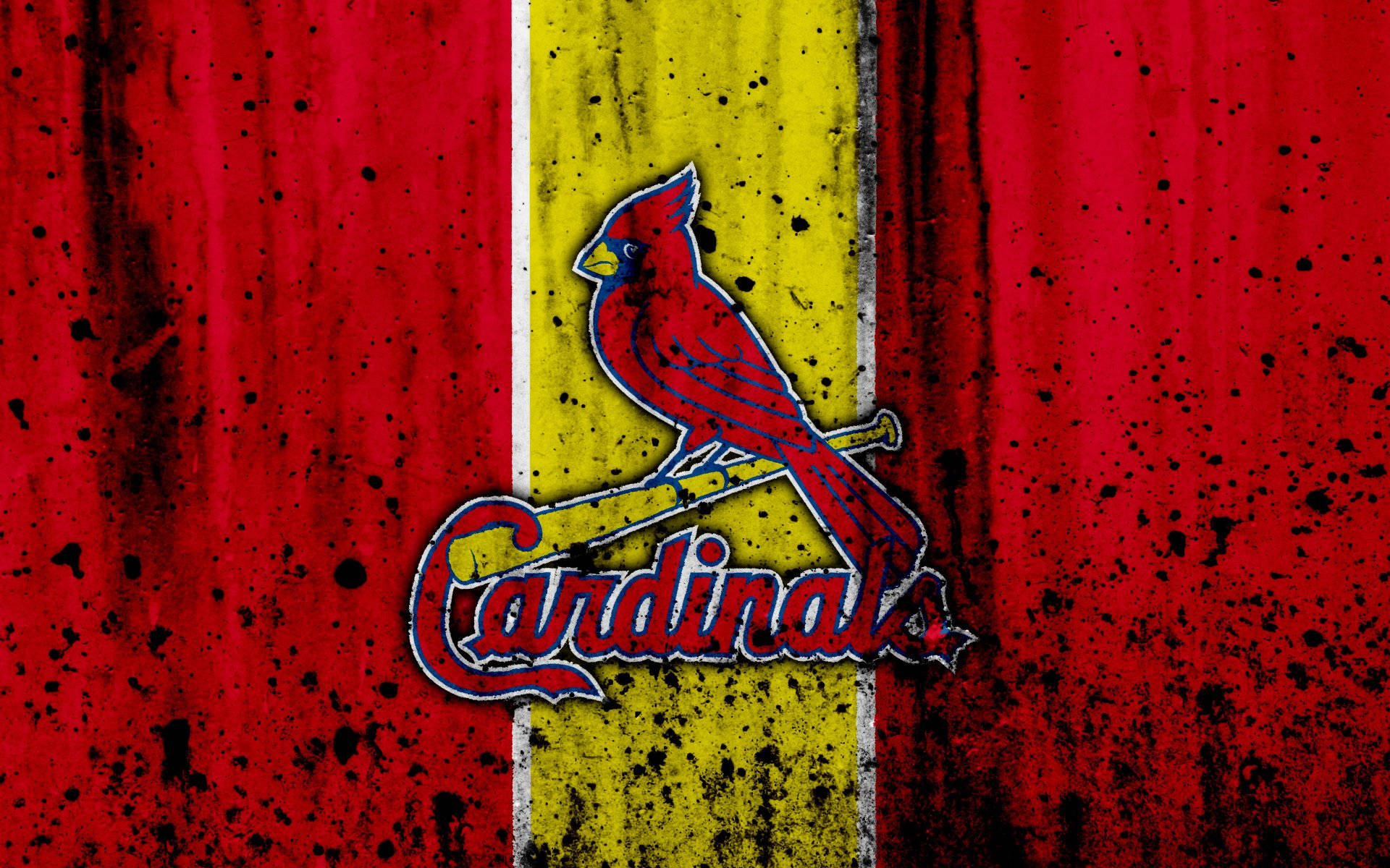 Cardinals 桌布 壁紙 — 一隻大膽的紅色紅雀標誌棲息在球棒上，背景是風化的紅黃色調，帶有黑色飛濺紋理。