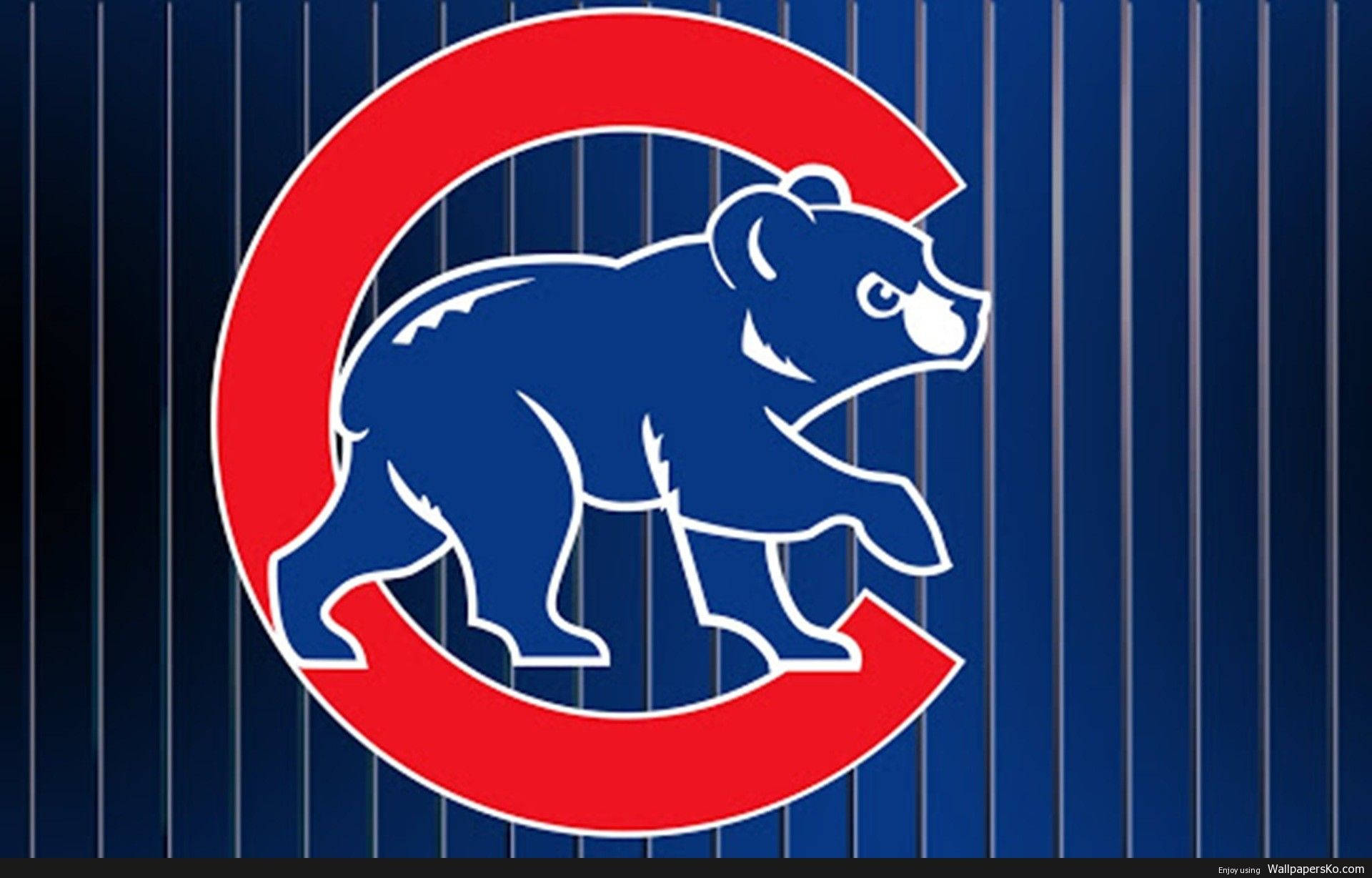 Cubs 桌布 壁紙 — 一隻大膽的藍色熊吉祥物在深藍色細條紋背景上，走進一個紅色的「C」標誌內。