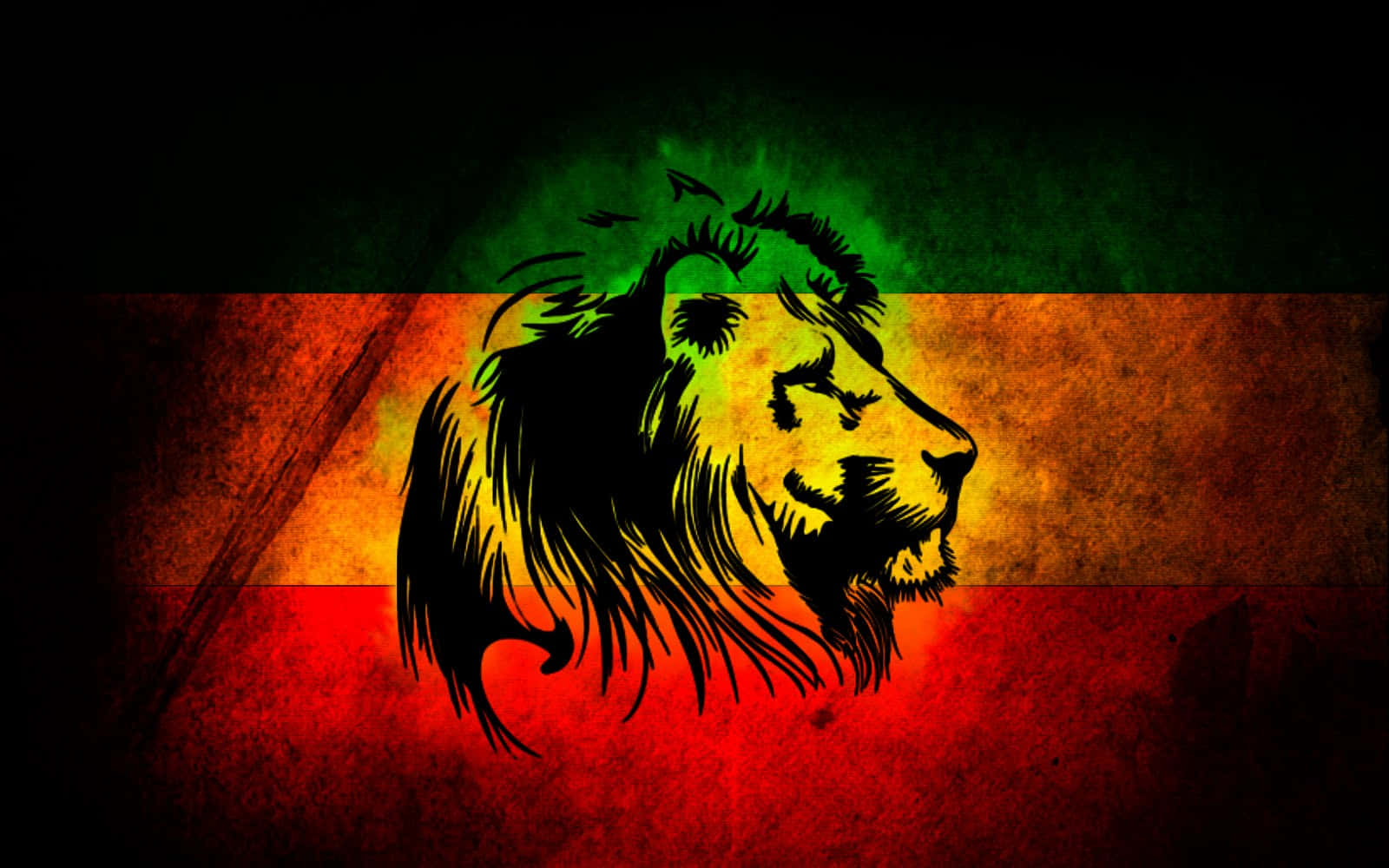 Rasta 桌布 壁紙 — 一隻大膽的黑色獅子剪影，帶有飄逸的鬃毛，站在有紋理的拉斯塔法里旗幟背景上，顏色為綠色、黃色和紅色。