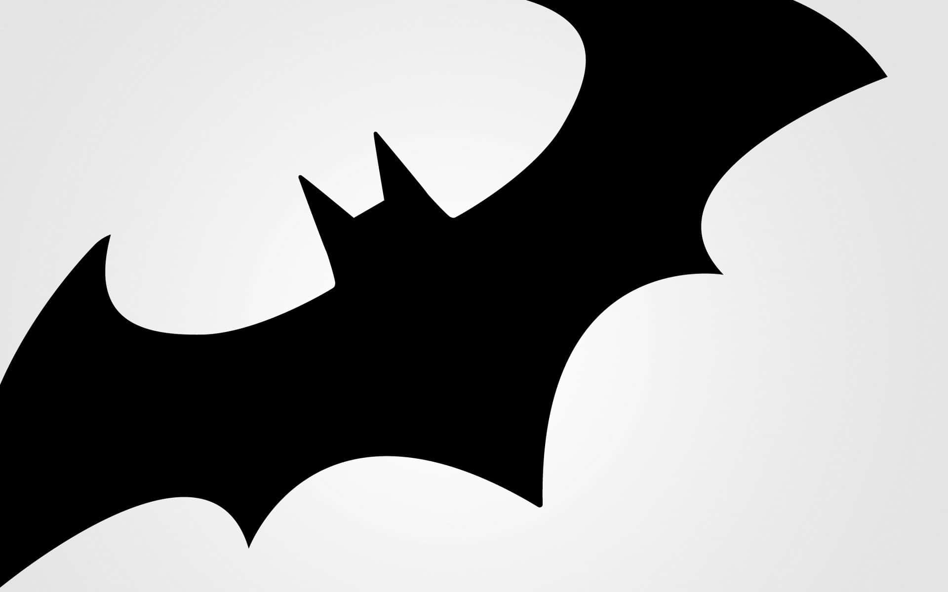 Batman Black And White 桌布 壁紙 — 一隻大膽的黑色蝙蝠剪影在柔和的灰色漸變背景上翱翔。