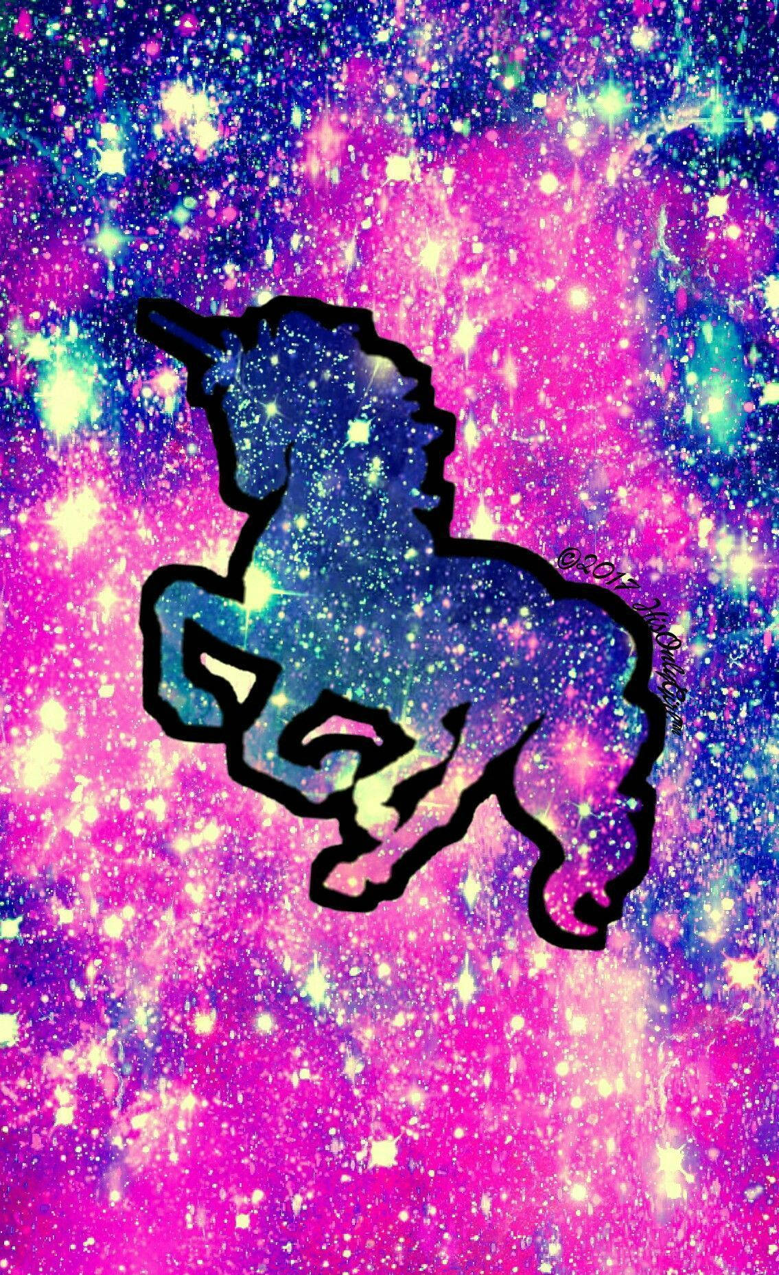 閃爍 桌布 壁紙 — 一隻大膽的黑色輪廓獨角獸剪影在閃爍的宇宙背景下跳躍，背景有粉紅色、紫色和藍綠色的星星。