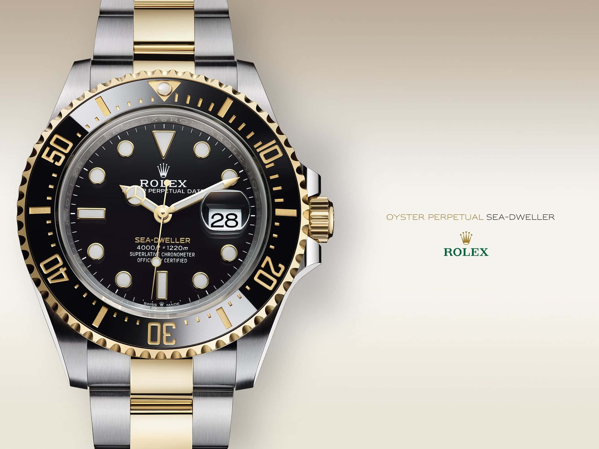 Rolex 桌布 壁紙 — 一隻奢華的勞力士Sea-Dweller手錶，黑色錶盤、金色錶圈和雙色錶帶，搭配柔和米色背景。