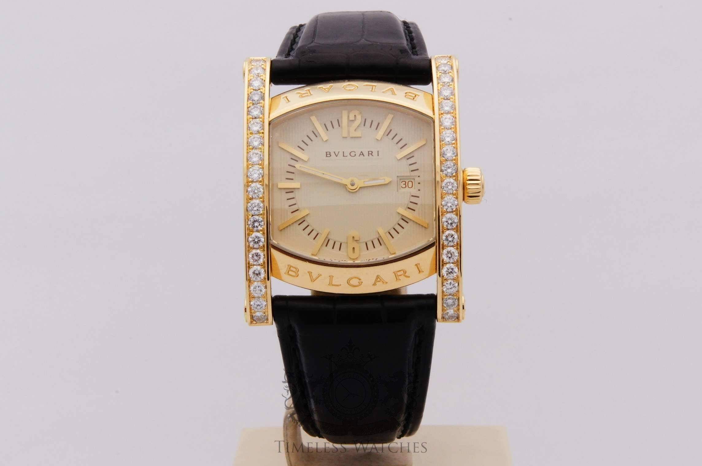 Bvlgari 桌布 壁紙 — 一隻奢華的金色寶格麗手錶，帶有鑲鑽錶圈和黑色皮革錶帶，展示在純白色背景上。