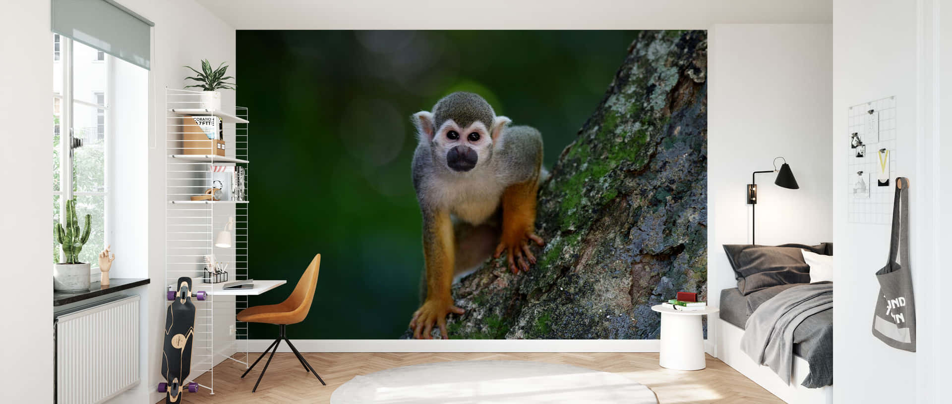  壁紙 — 一隻好奇的松鼠猴緊抓著茂密綠色森林中長滿苔蘚的樹幹，眼睛睜得大大的，警覺地觀察四周。