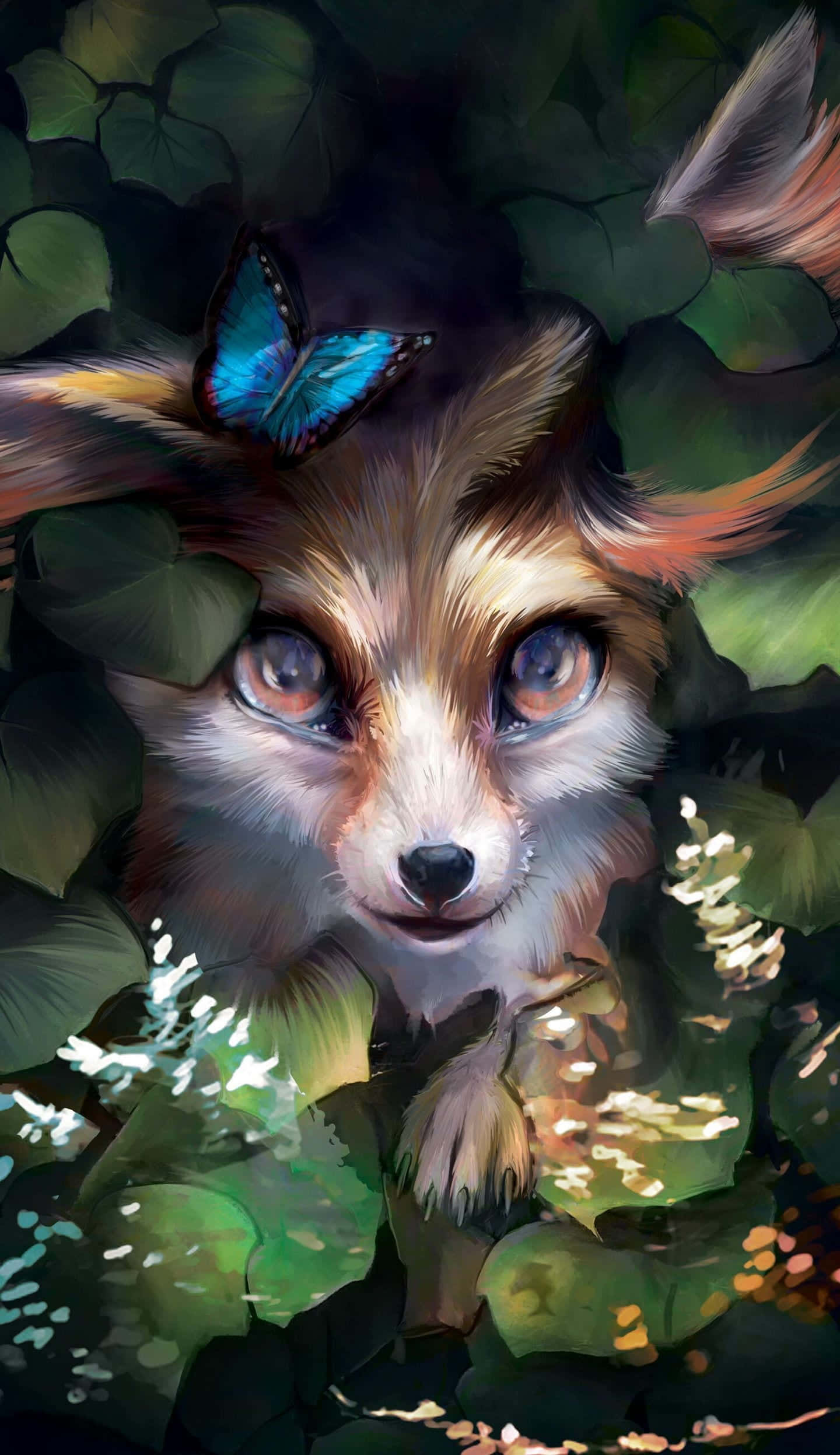 Kawaii Fox 桌布 壁紙 — 一隻好奇的狐狸，有著大大的琥珀色眼睛，透過茂密的綠色樹葉窺視，一隻鮮豔的藍色蝴蝶停在牠的耳朵上。