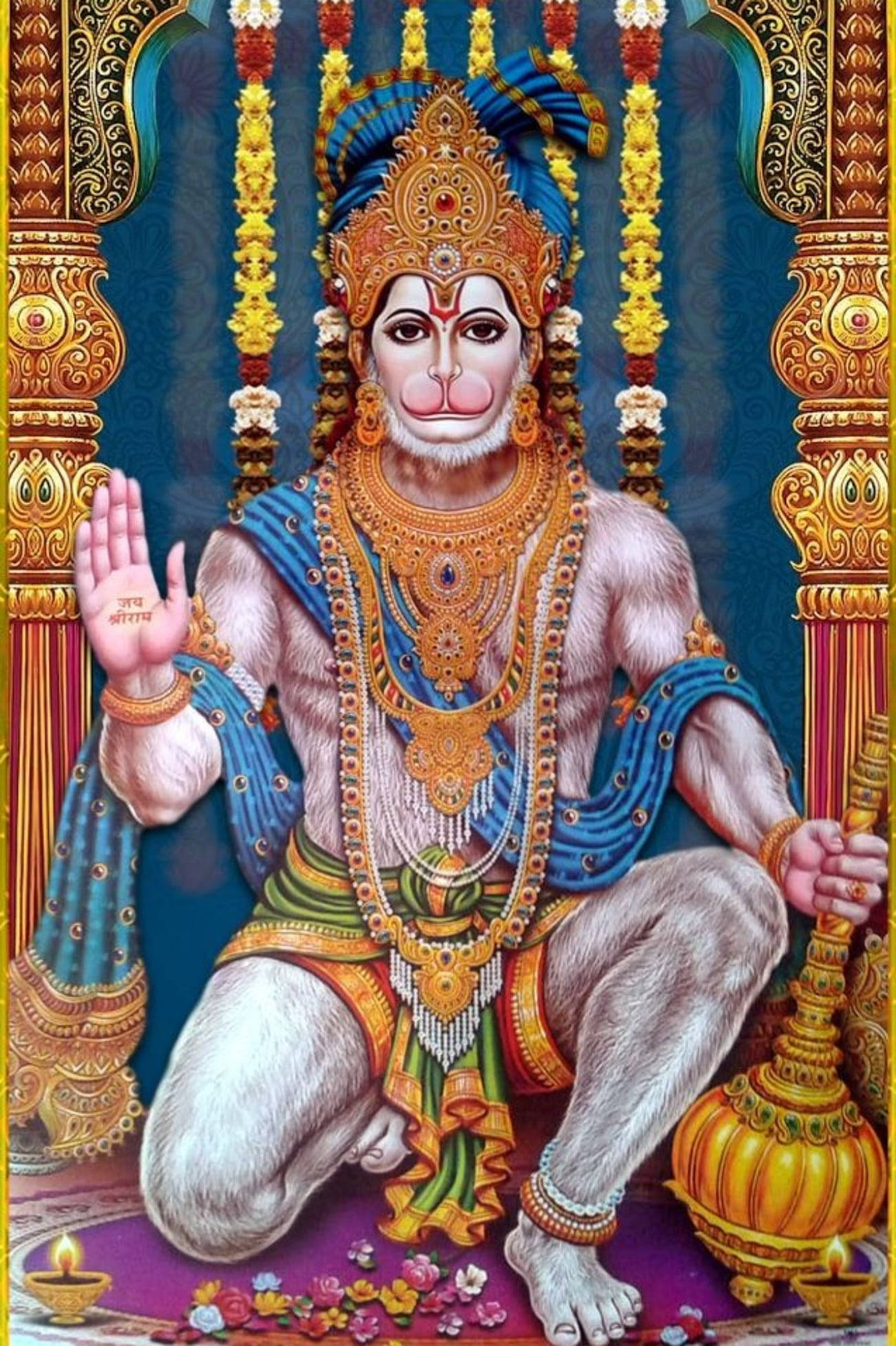 lord hanuman 桌布 壁紙 — 一隻威嚴的、飾有金色的猴神莊嚴地坐在一個裝飾著鮮花和點燃的燈的華麗寶座上。