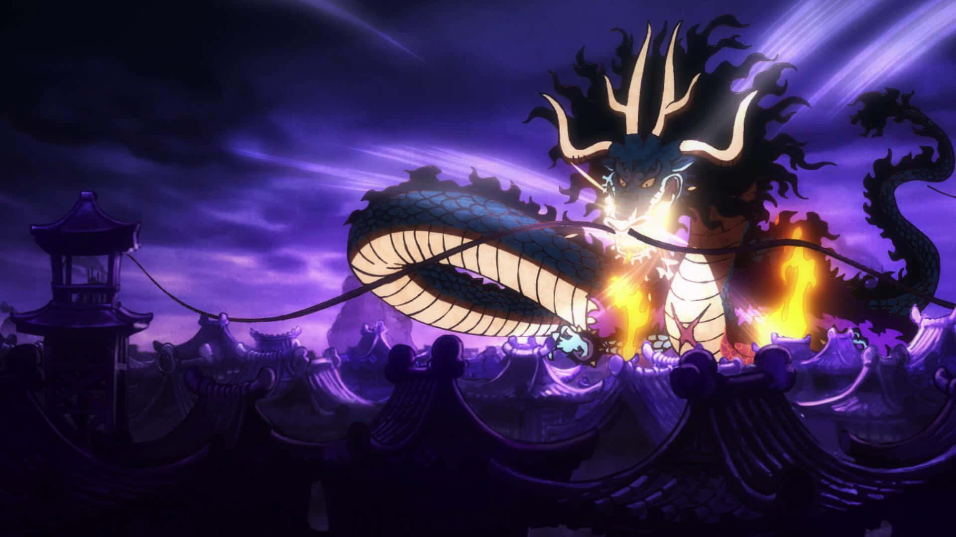 kaido 桌布 壁紙 — 一隻威嚴的動漫龍，眼睛發光，吐息如火，主宰著傳統東亞屋頂上方的紫色暮色天空。