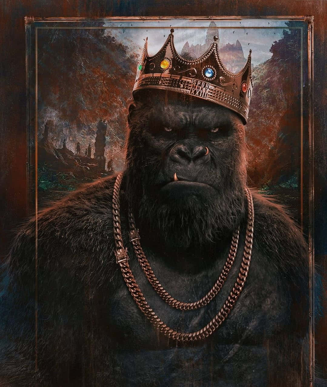 King Kong 桌布 壁紙 — 一隻威嚴的大猩猩戴著鑲有珠寶的王冠和粗金鏈，在霧氣瀰漫的叢林背景下凝視著。