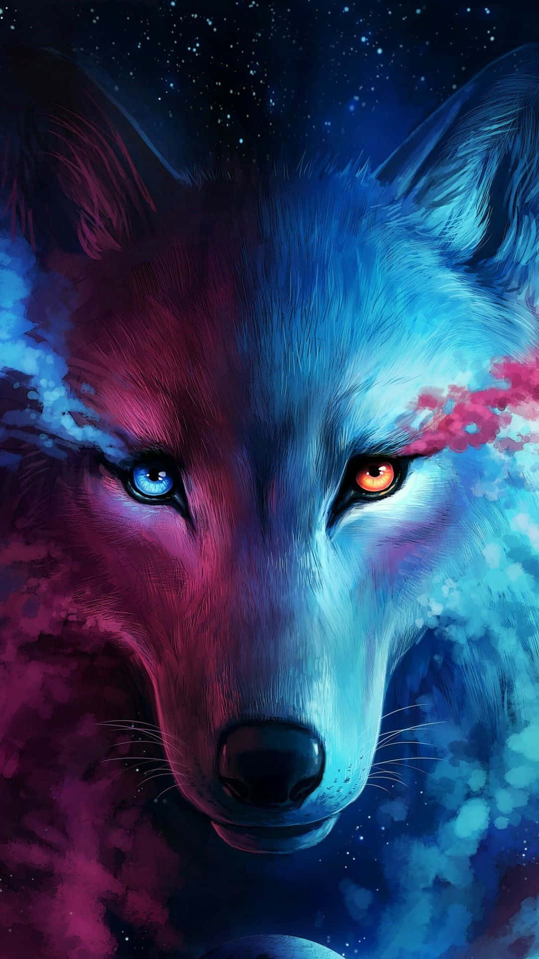 Wolf Minimalist 桌布 壁紙 — 一隻威嚴的狼，有一隻藍色和一隻橙色的眼睛，凝視著由旋轉紫色和藍色組成的宇宙星雲背景。