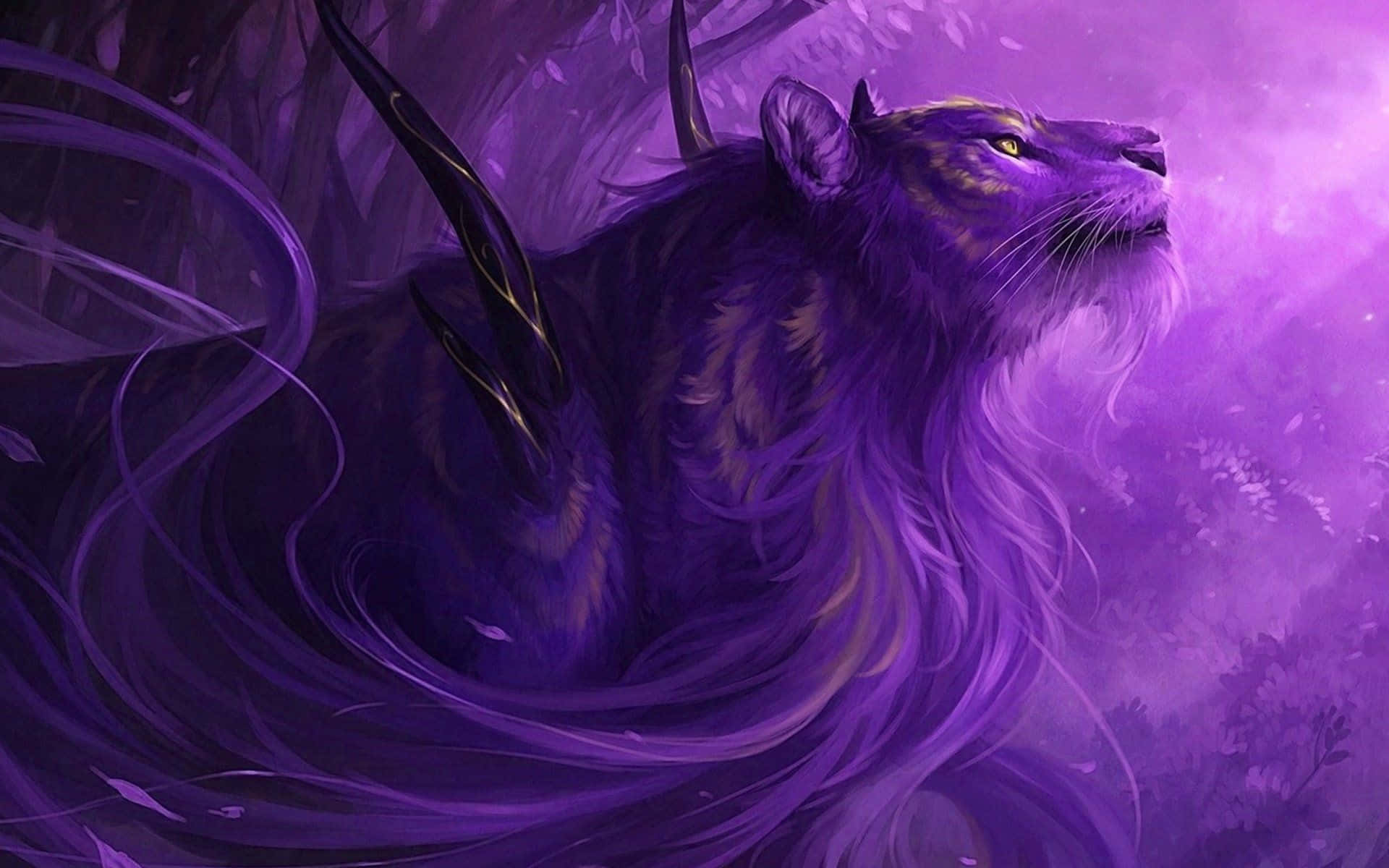 Lions 桌布 壁紙 — 一隻威嚴的紫色老虎，鬃毛飄逸，眼睛發光，站在神秘森林中，沐浴在空靈的紫光中。