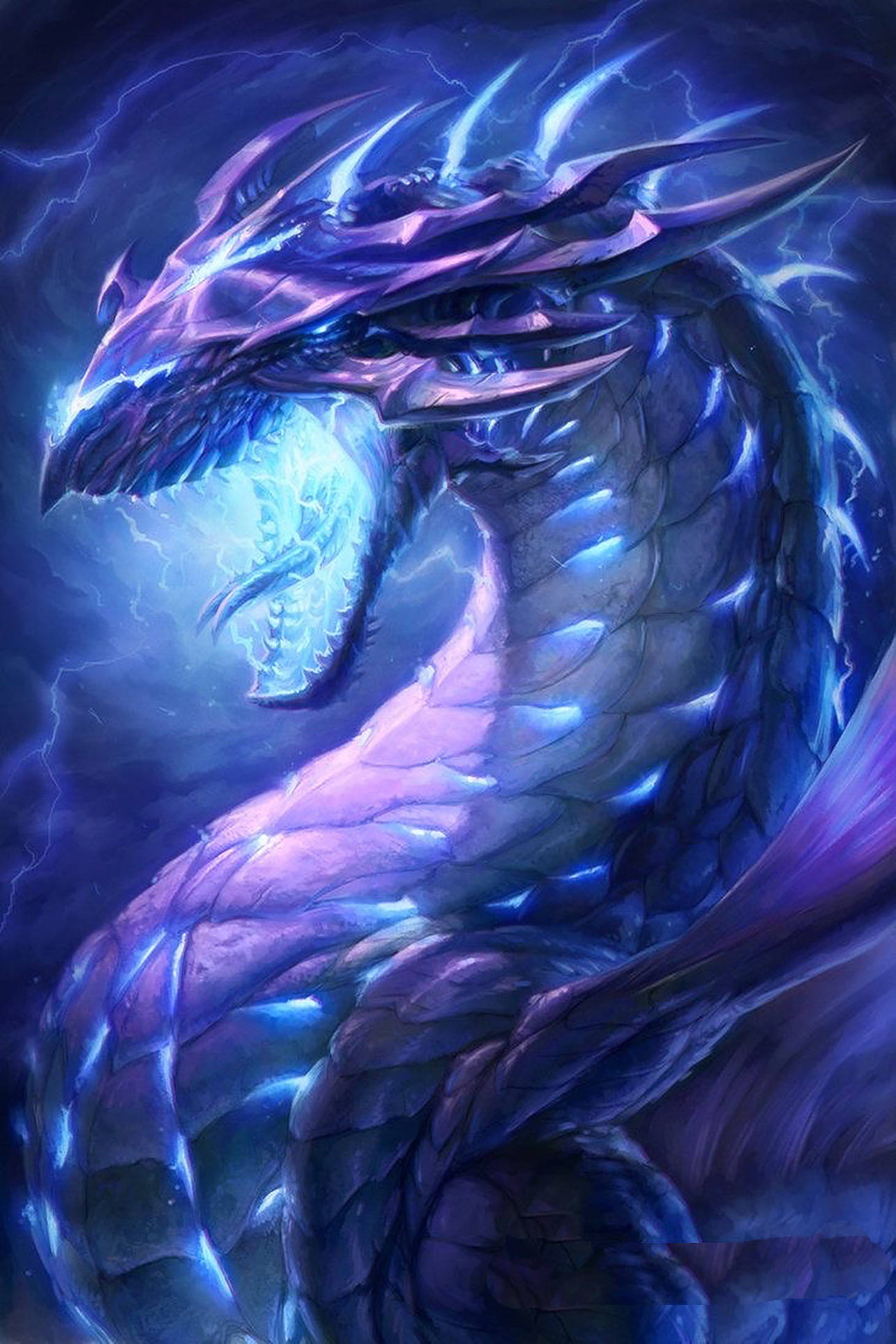 雷龍 桌布 壁紙 — 一隻威嚴的紫色龍，帶有發光的藍色鱗片，在黑暗暴風雨的天空中，伴隨著噼啪作響的閃電咆哮。