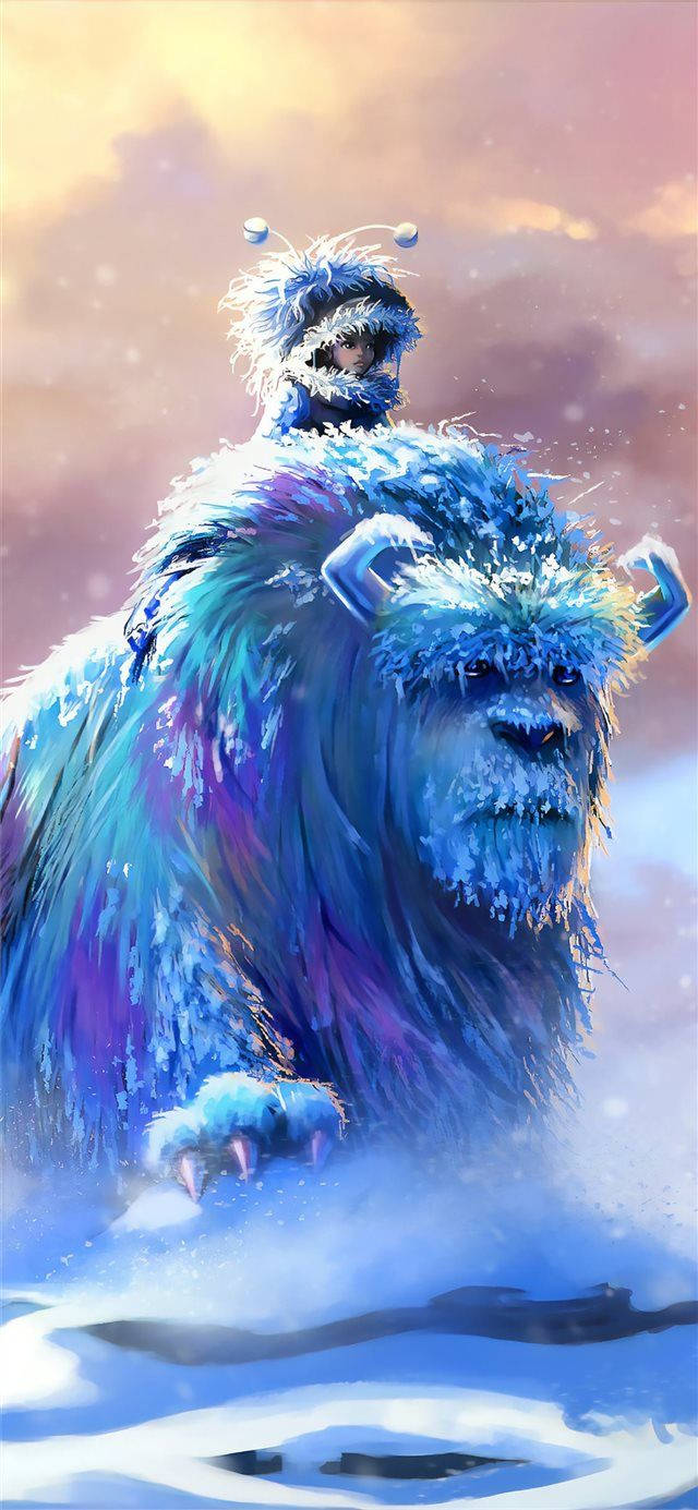 sulley 桌布 壁紙 — 一隻威嚴的藍毛雪人，雙眼發光，在溫暖的日落天空下走過雪地。