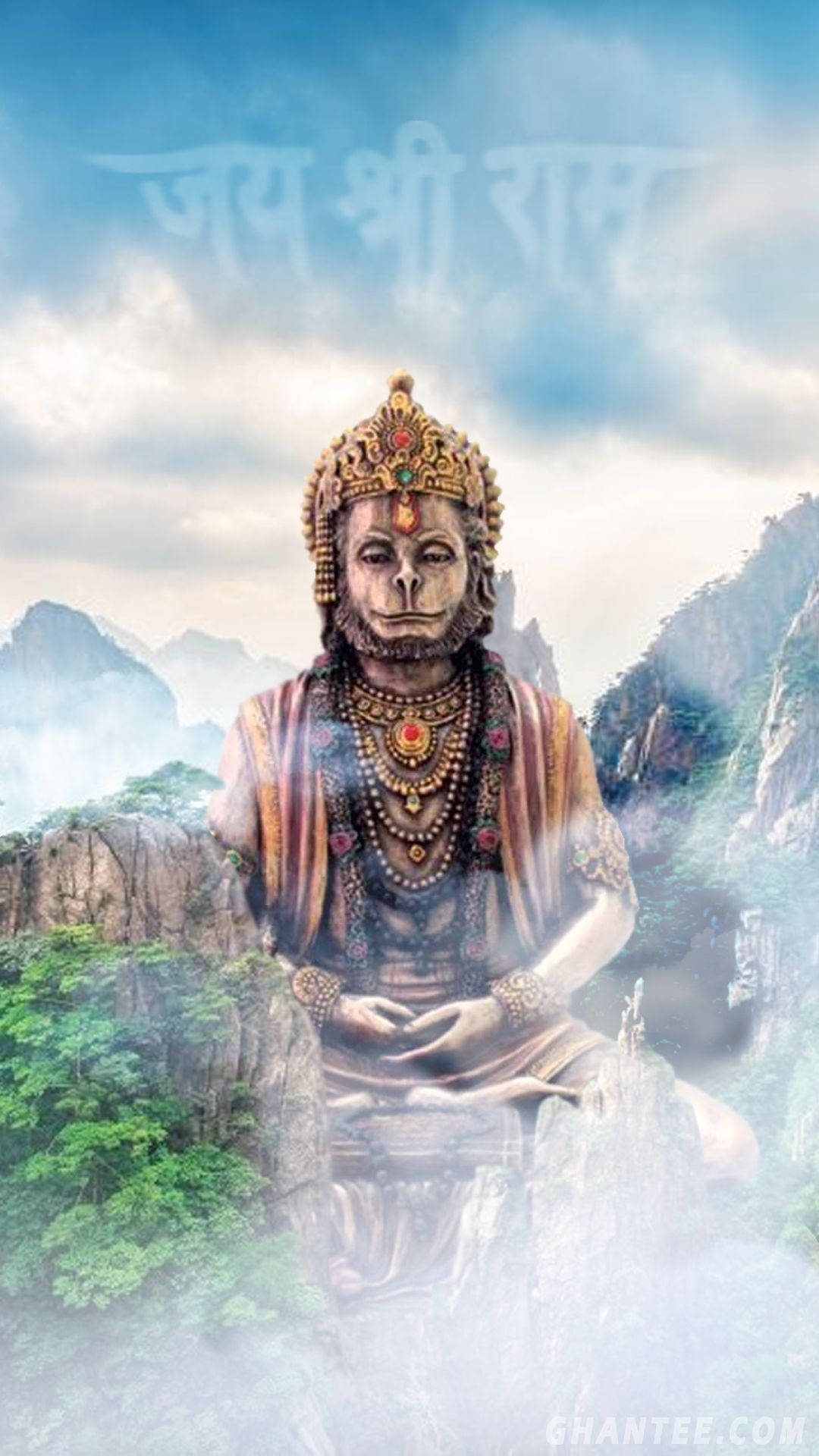 桌布 壁紙 — 一隻威嚴的金冠猴神安詳地坐在雲霧繚繞的山峰上，神聖的文字漂浮在上方。