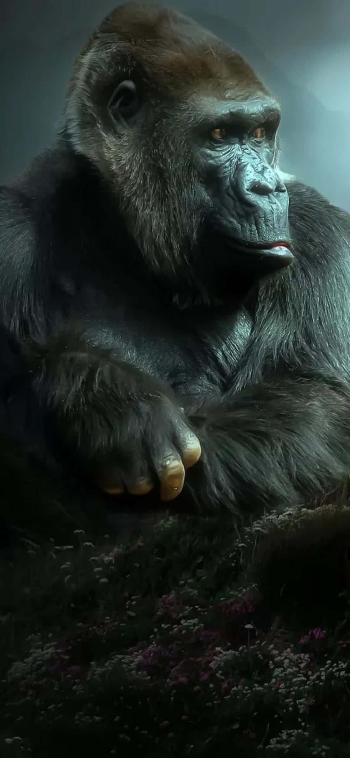 iPhone X Gorilla 桌布 壁紙 — 一隻威嚴的銀背大猩猩在昏暗的樹葉中莊嚴地坐著，琥珀色的眼睛在暮色燈光下閃閃發光。