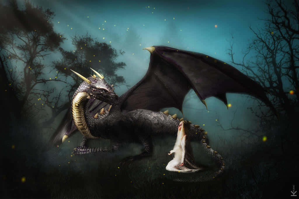 Mystical Dragon 桌布 壁紙 — 一隻威嚴的黑龍，擁有發光的黃色眼睛和翅膀，在夜晚的迷霧森林中展開，周圍漂浮著螢火蟲。