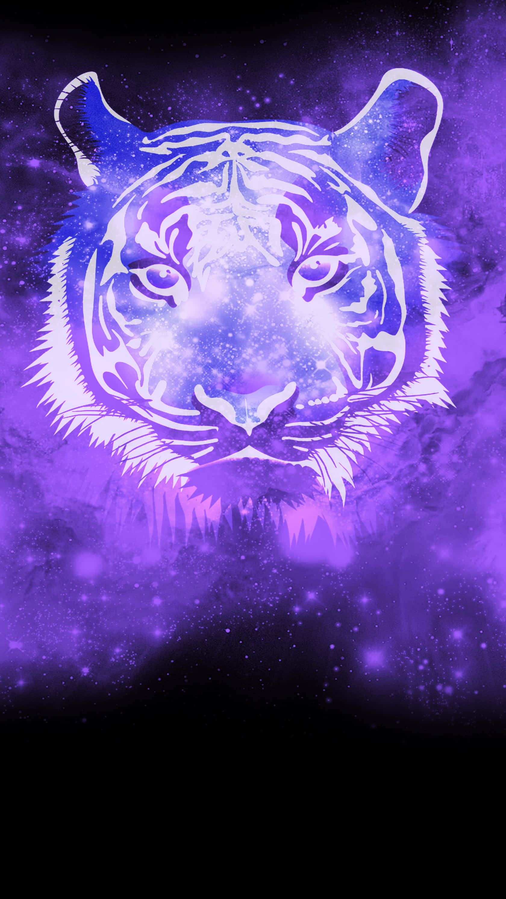 Tiger Galaxy 桌布 壁紙 — 一隻威猛老虎的臉龐從旋轉的紫色星系中浮現，伴隨著閃爍的星星和宇宙雲。