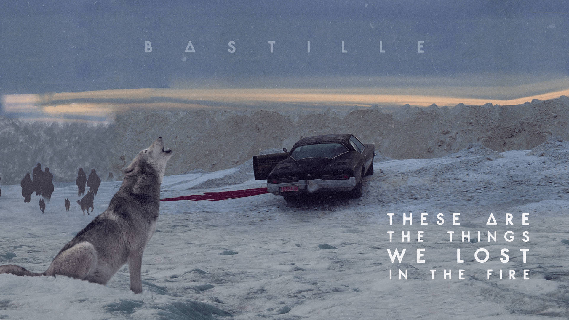 Bastille 桌布 壁紙 — 一隻孤狼在雪地上，旁邊有一輛破車帶有紅色血跡，剪影人物在暮色天空下走遠，狼在嚎叫。