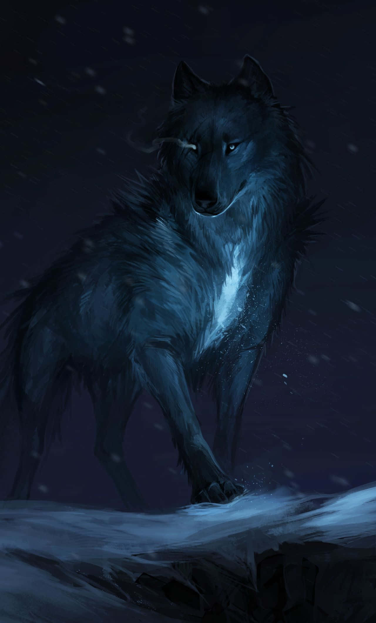 動物 桌布 壁紙 — 一隻孤狼在雪夜景色中，在飄落的雪花下警覺地站立，眼睛發光。