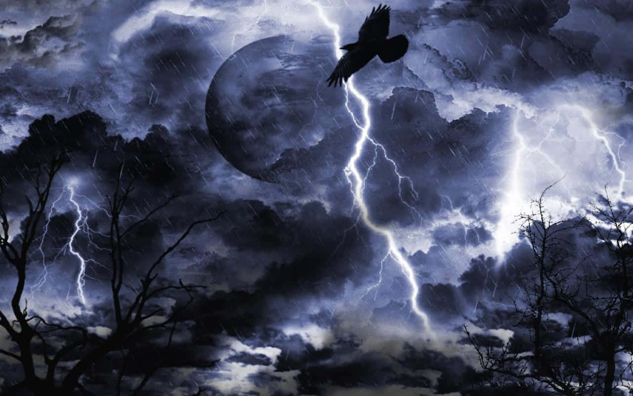Thunderstorm 桌布 壁紙 — 一隻孤獨的烏鴉在暴風雨的夜空中翱翔，閃電在彎月和光禿禿的樹木周圍分叉。
