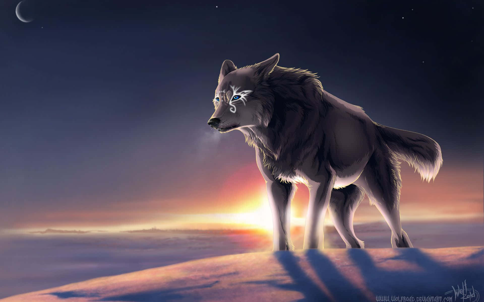Cool Anime Wolf 桌布 壁紙 — 一隻孤獨的狼，擁有發光的藍色眼睛和白色面部標記，站在日落時分的雪脊上，在充滿新月和星星的 vibrant 天空下形成剪影。