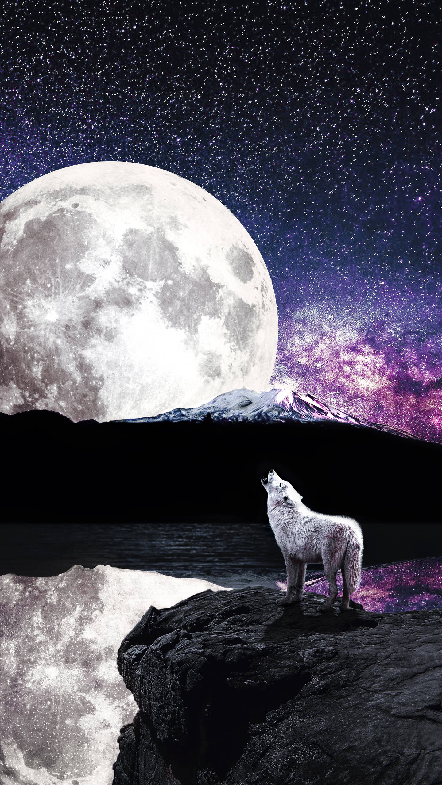 full moon 桌布 壁紙 — 一隻孤獨的白狼在岩石懸崖上嚎叫，下方是巨大的月亮和佈滿星星的紫色天空，遠處有積雪覆蓋的山脈。