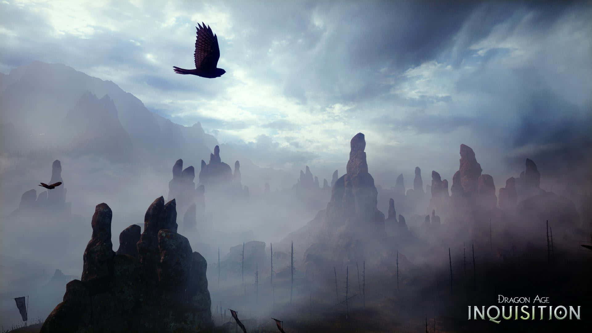 Best Dragon Age Inquisition 桌布 壁紙 — 一隻孤獨的鷹在陰沉多雲的天空下，翱翔於霧氣瀰漫、參差不齊的岩層之上。