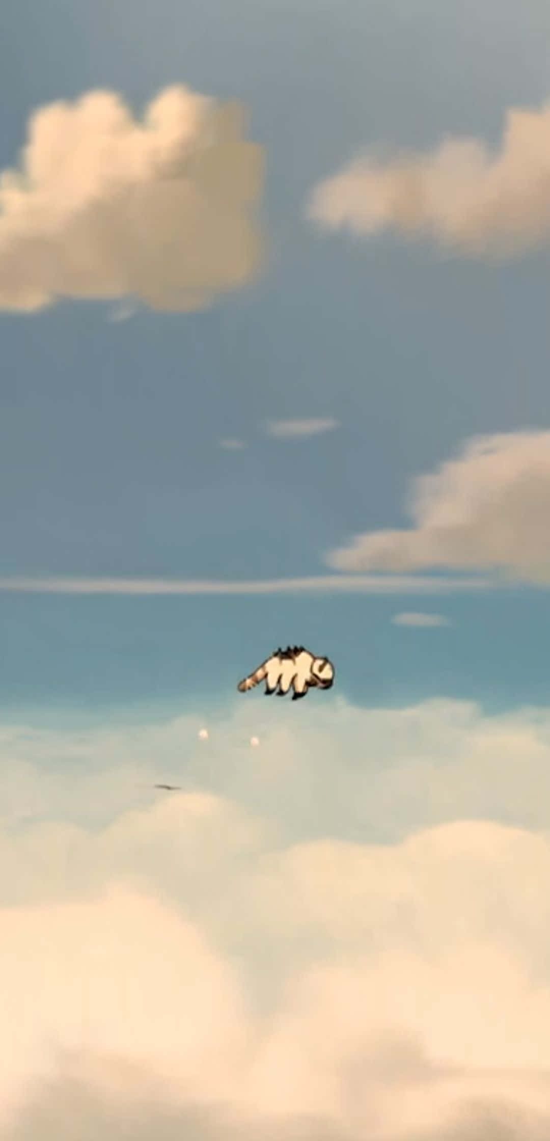 Appa Avatar 桌布 壁紙 — 一隻小卡通動物在柔和的藍天下，在蓬鬆的雲朵上平靜地漂浮。
