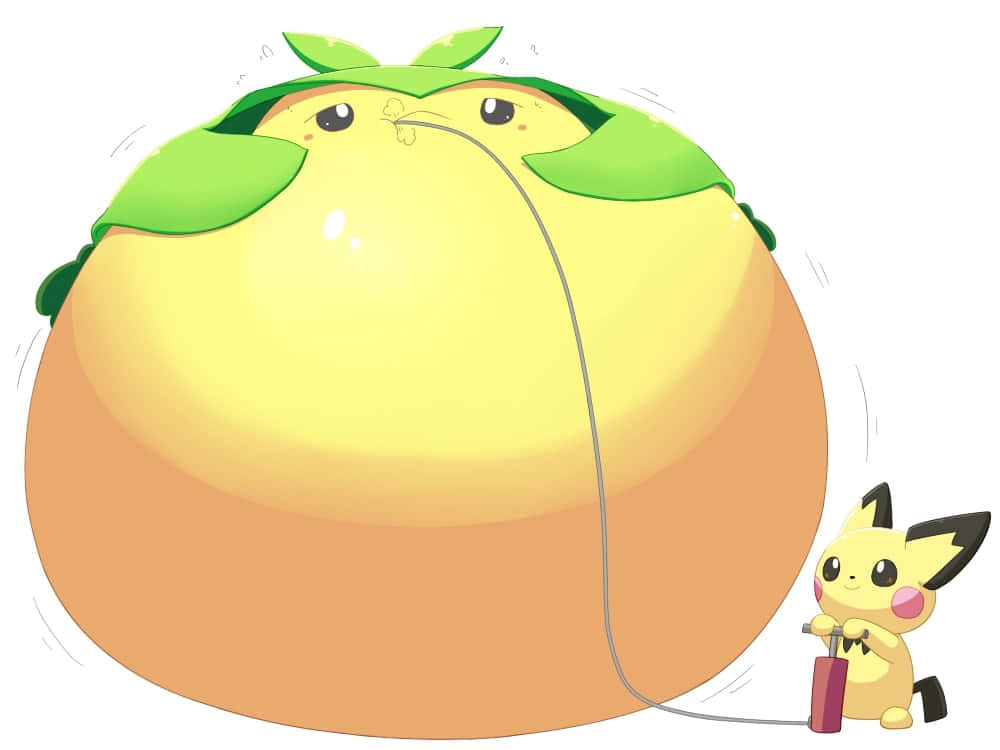Pichu 桌布 壁紙 — 一隻小小的皮卡丘正用力地將空氣打進一個巨大的圓形柑橘類水果中，表情緊繃。