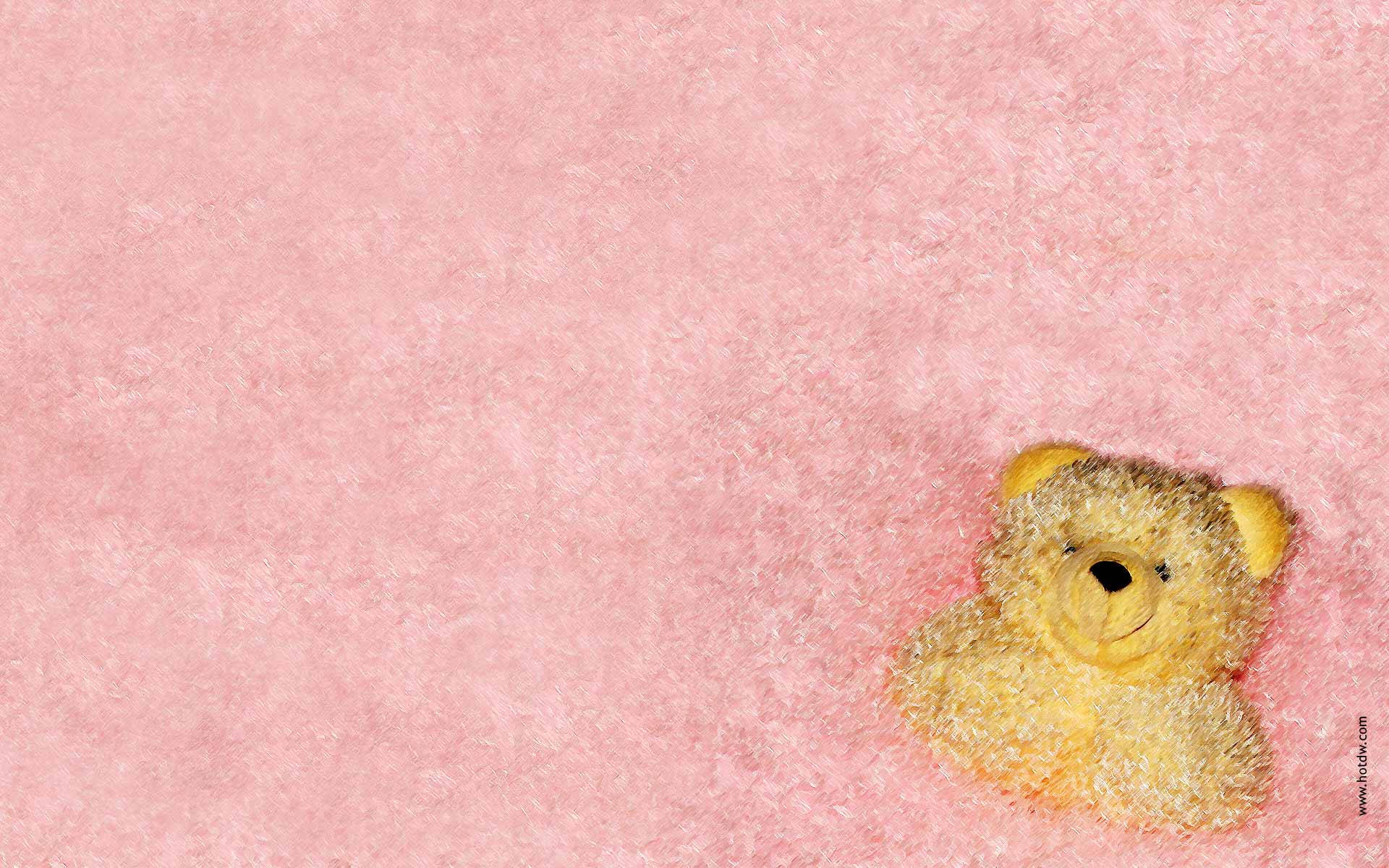 Cute Computer 桌布 壁紙 — 一隻小小的黃色毛絨泰迪熊舒適地躺在右下角柔軟的粉紅色紋理表面上。