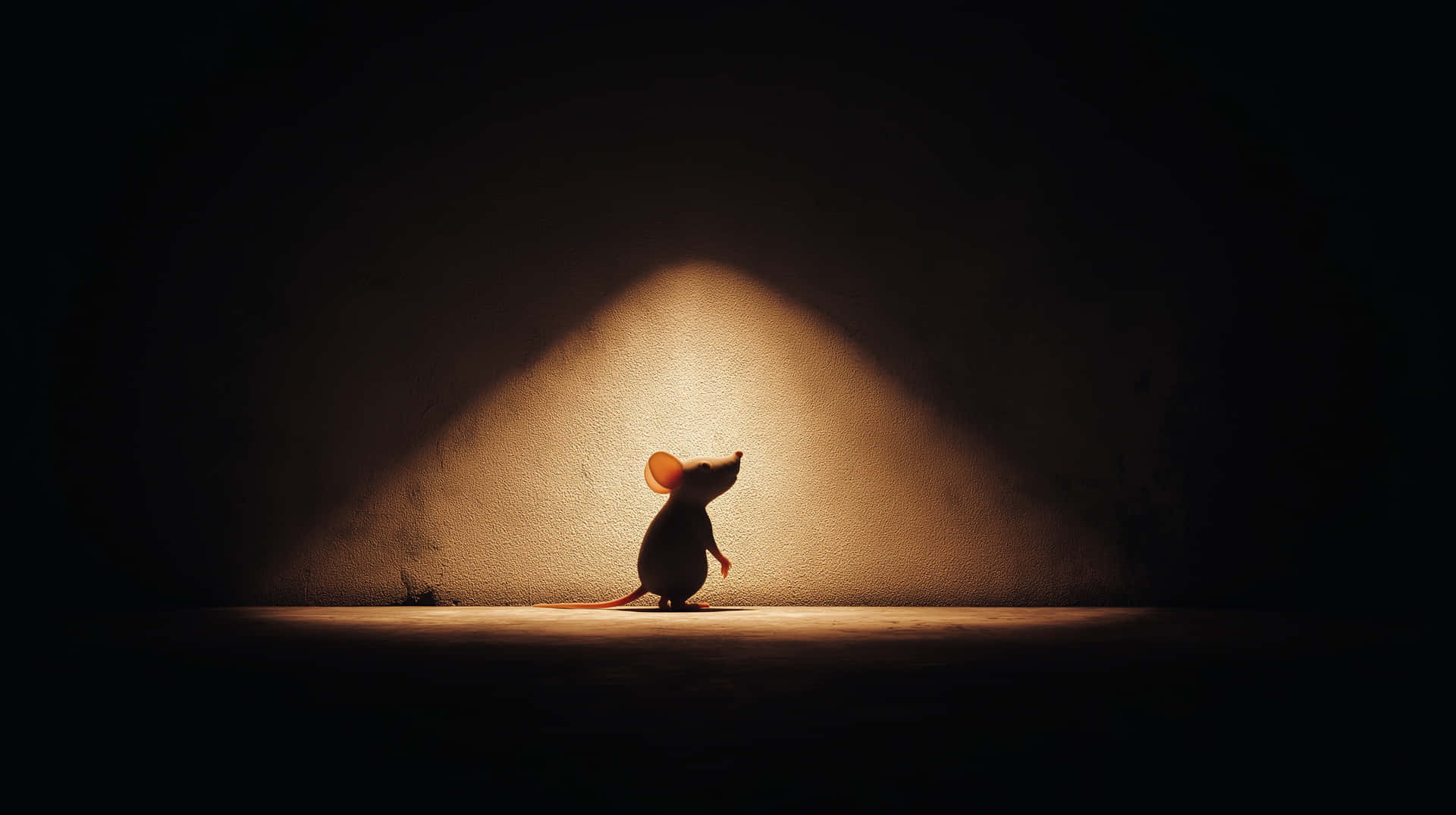 Cartoon Mouse Shadow on Textured Wall with Light Beam 壁紙 — 一隻小老鼠在一個有紋理牆壁的黑暗舞台上，在單一聚光燈下形成剪影。