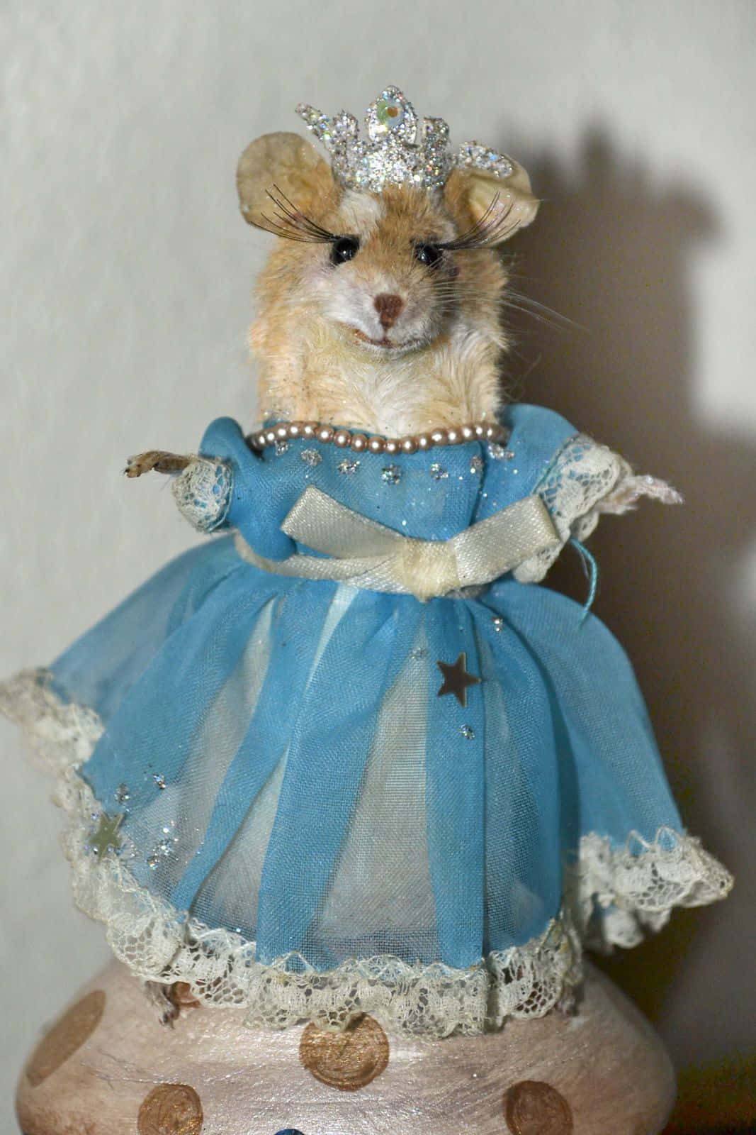 Rat 桌布 壁紙 — 一隻小老鼠打扮成公主，身穿藍色蕾絲長裙，頭戴閃亮皇冠，威嚴地站在裝飾底座上。