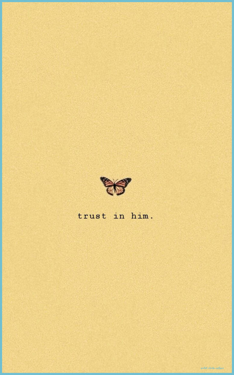 聖經經文美學 桌布 壁紙 — 一隻小蝴蝶停在文字 trust in him 上方，背景為有紋理的淡黃色，帶有薄薄的青綠色邊框。