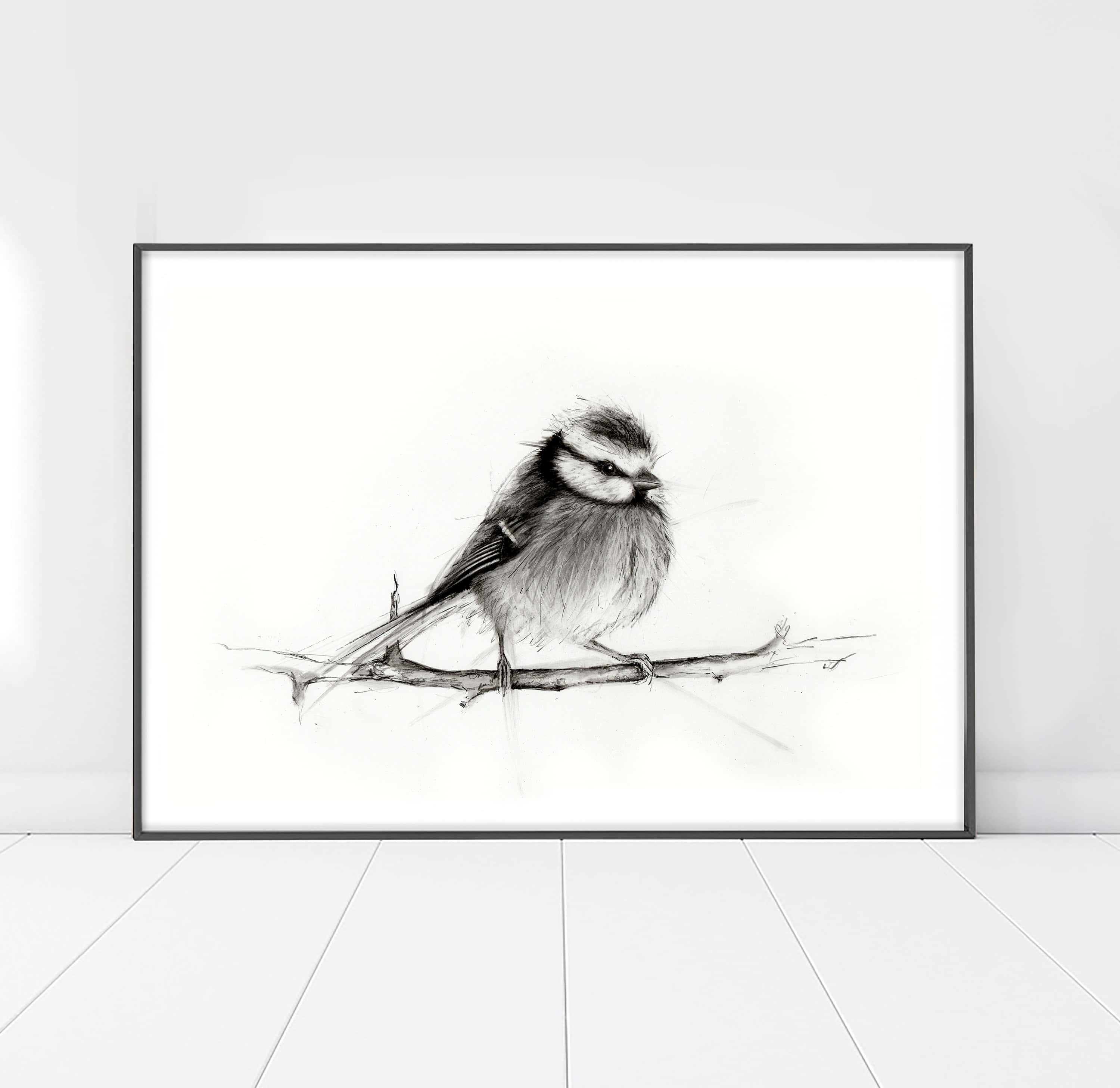 Black And White Drawings 桌布 壁紙 — 一隻小鳥棲息在樹枝上的詳細黑白素描，裱框後展示在簡約的白色牆壁上。