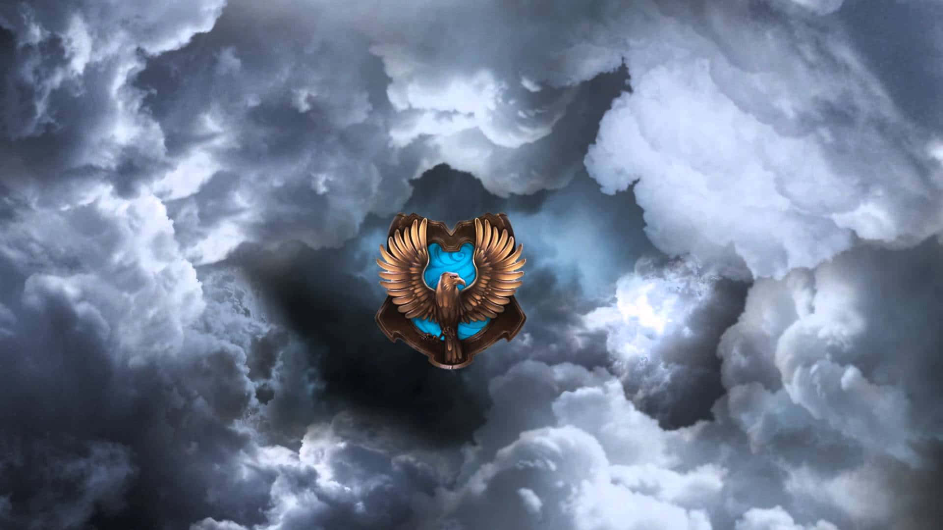 雷文克勞 桌布 壁紙 — 一隻展翅的金雕在戲劇性的暴風雨天空下，拿著一個發光的藍色球體。