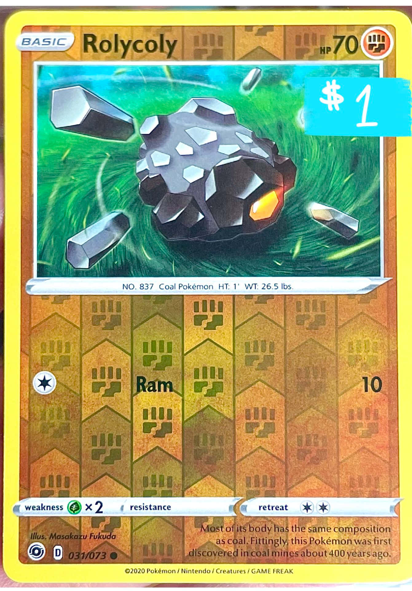 Cards 桌布 壁紙 — 一隻岩石般的Rolycoly寶可夢，帶有發光的橙色核心和漂浮的煤炭碎片，在充滿活力的綠色草地上。