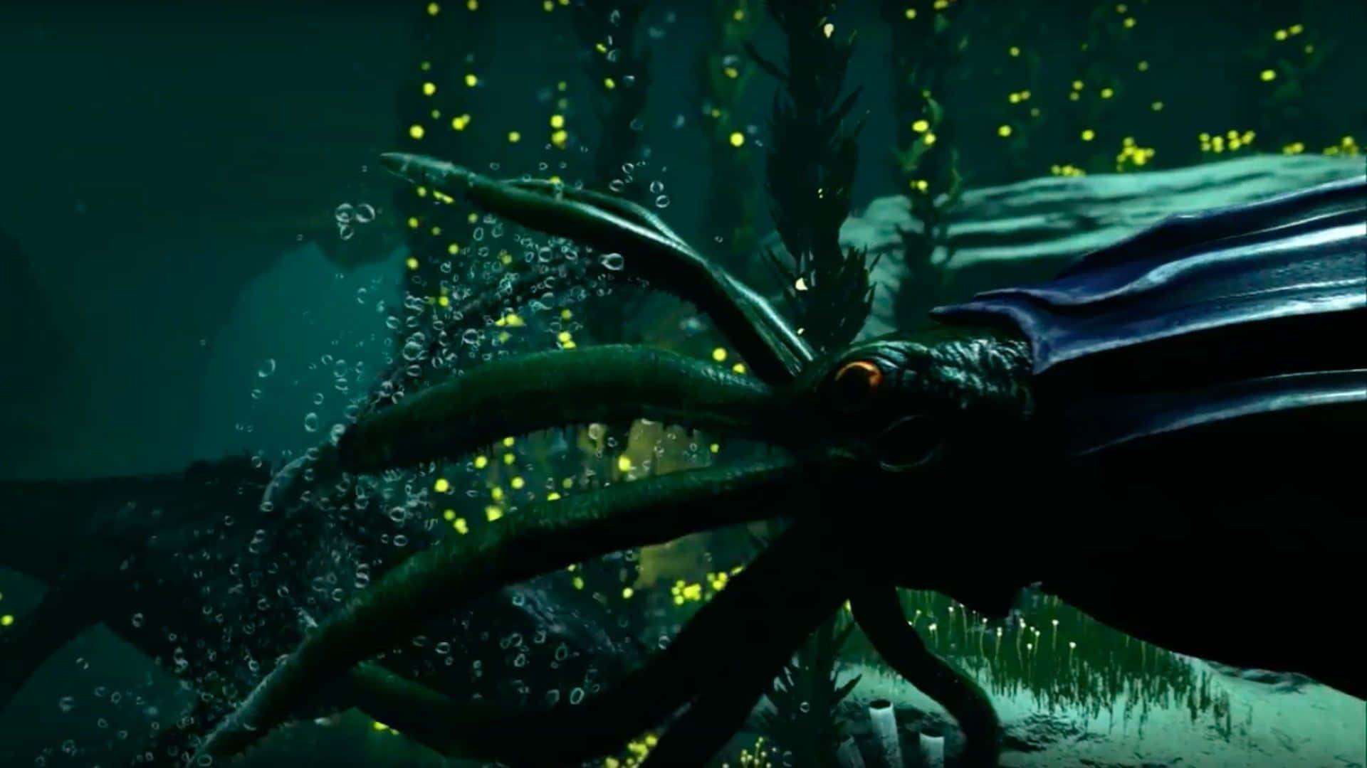 Giant Squid 桌布 壁紙 — 一隻巨型魷魚帶著發光的黃色粒子，在黑暗的水下葉叢中游動，在其觸手周圍產生氣泡。