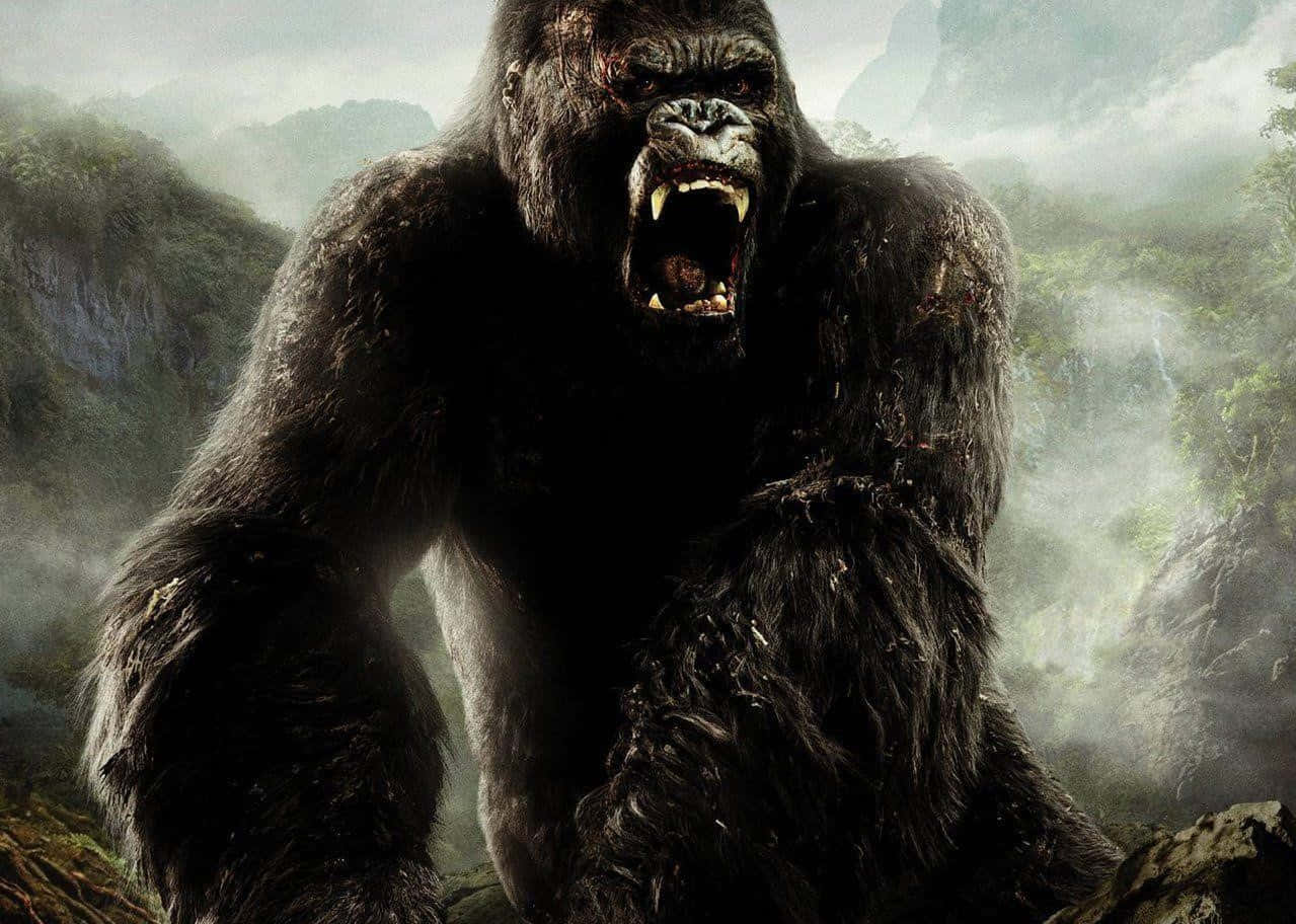 King Kong 桌布 壁紙 — 一隻巨大咆哮的猩猩露出牙齒，在霧氣瀰漫的山地叢林中威嚇地站立。