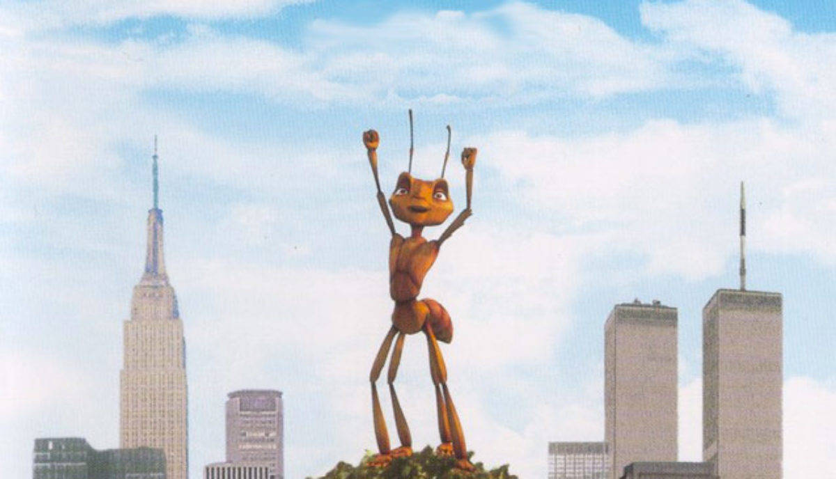 桌布 壁紙 — 一隻巨大的動畫螞蟻站在屋頂上，背景是城市天際線，可見帝國大廈和雙子塔。