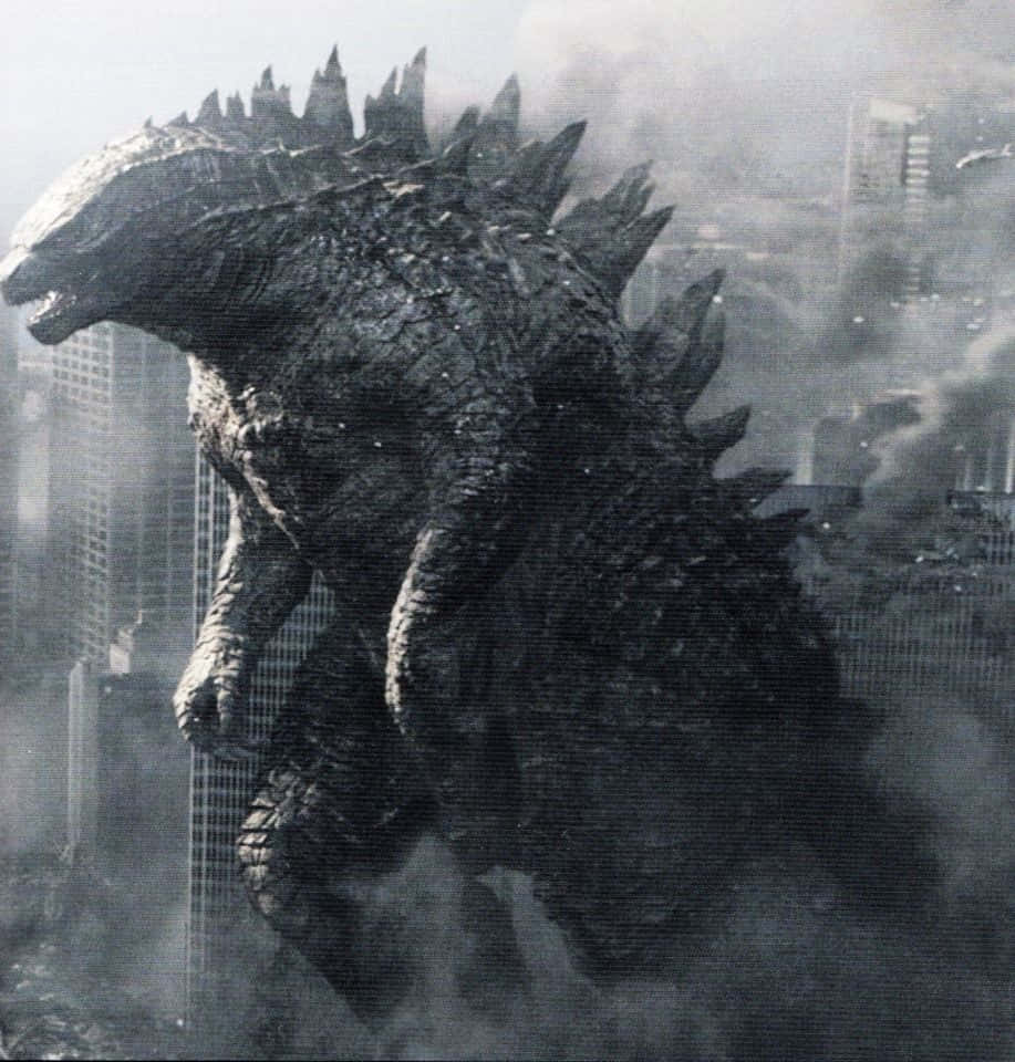 Godzilla 2014 桌布 壁紙 — 一隻巨大的哥吉拉聳立在煙霧瀰漫的城市景觀之上，周圍的摩天大樓正在崩塌。