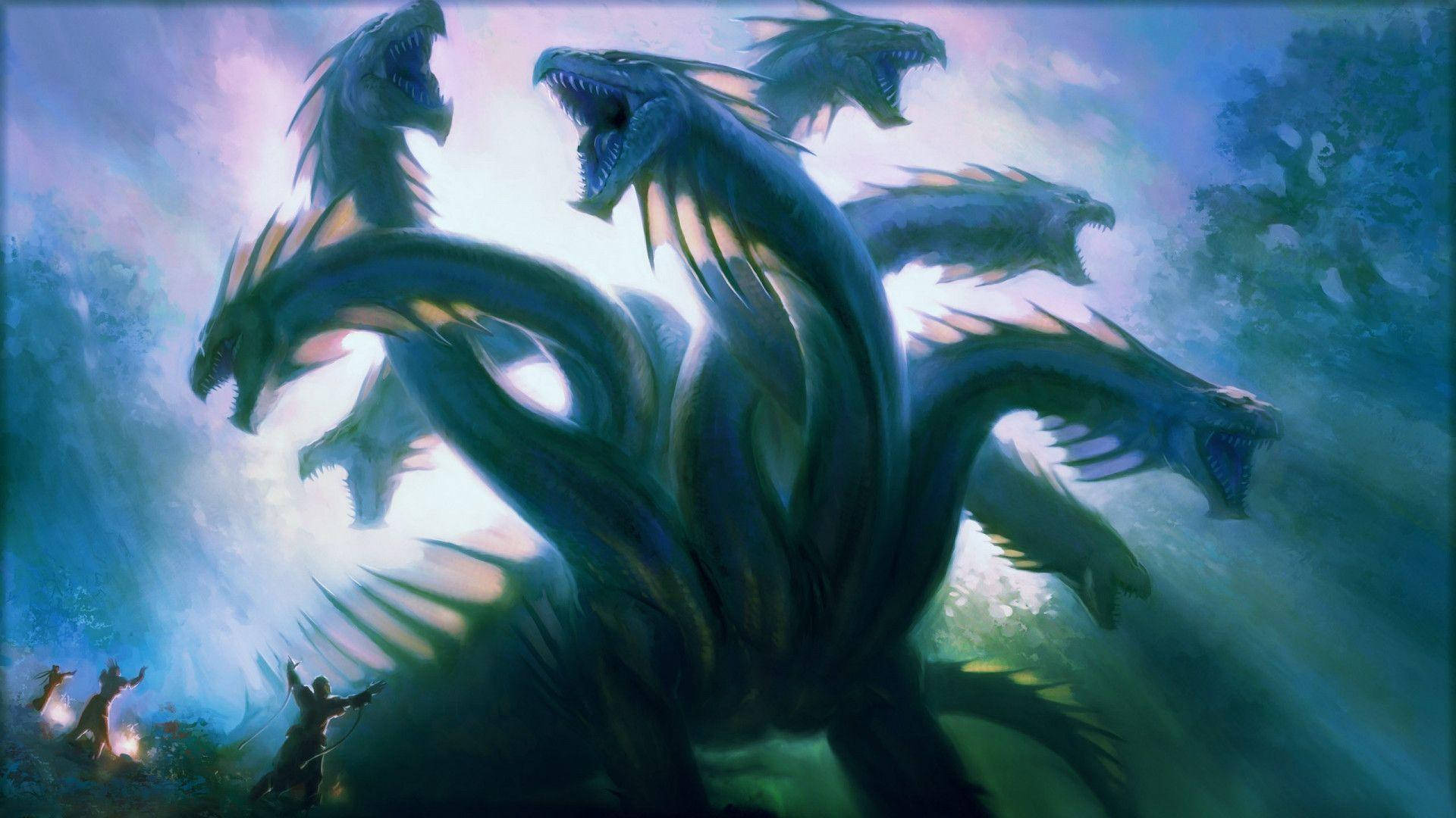 Mythical 桌布 壁紙 — 一隻巨大的多頭龍，眼睛發光，牙齒鋒利，對著神秘的暮色天空發出威脅性的咆哮。