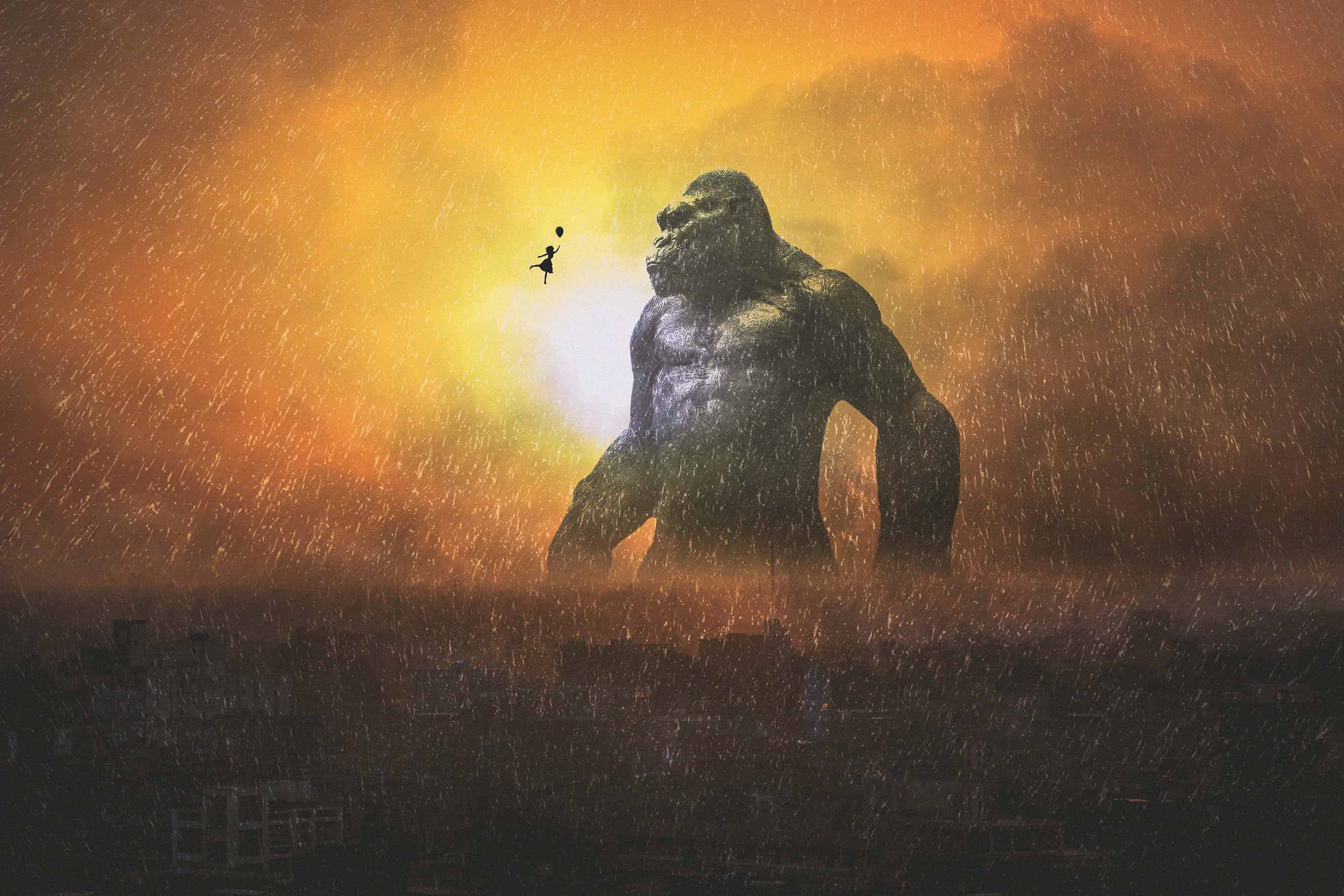 King Kong 桌布 壁紙 — 一隻巨大的大猩猩站在被雨水浸透的城市景觀中，天空呈橙色，一個拿著氣球的小人物漂浮在上方。