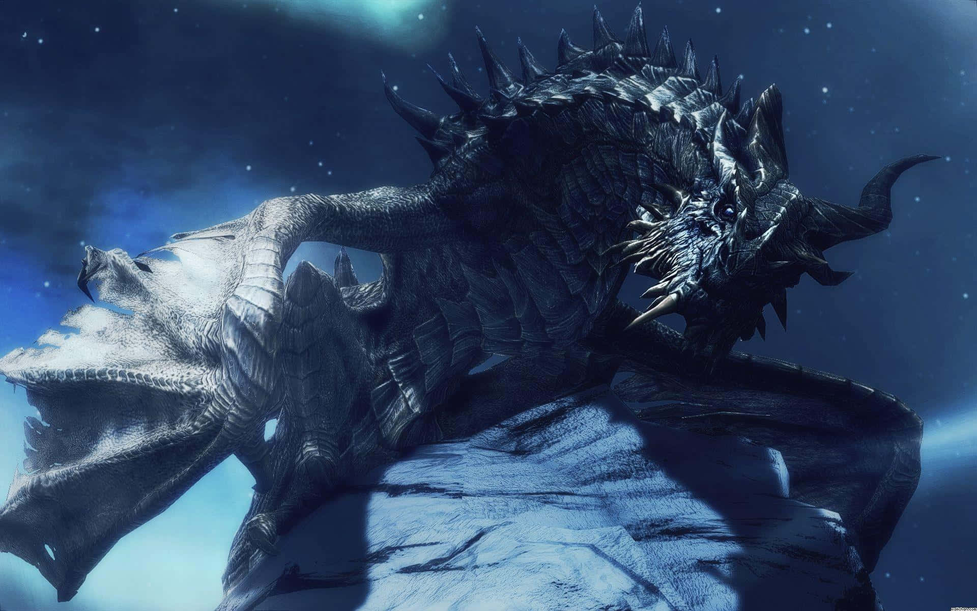 Skyrim Paarthurnax 桌布 壁紙 — 一隻巨大的尖刺龍，眼睛發光，棲息在雪崖上，下方是繁星點點的夜空。