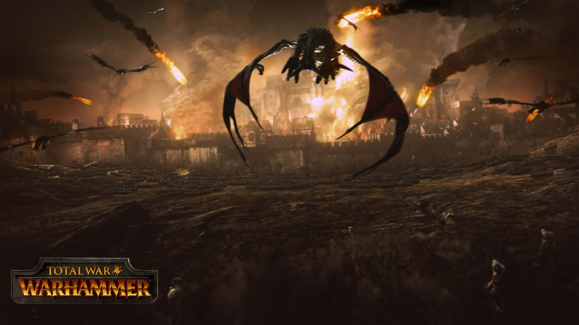 Best Total War Warhammer 桌布 壁紙 — 一隻巨大的惡魔昆蟲生物在燃燒的戰火城市上空翱翔，火球劃過煙霧瀰漫的天空。