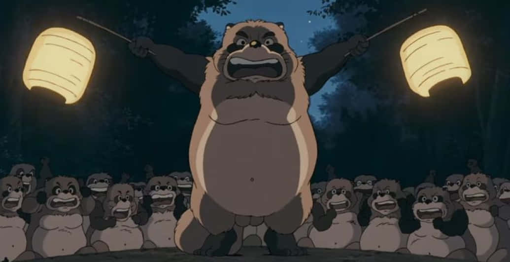 pom poko 桌布 壁紙 — 一隻巨大的憤怒浣熊狗在夜晚的黑暗森林中，將發光的燈籠高舉在一群較小的浣熊狗之上。