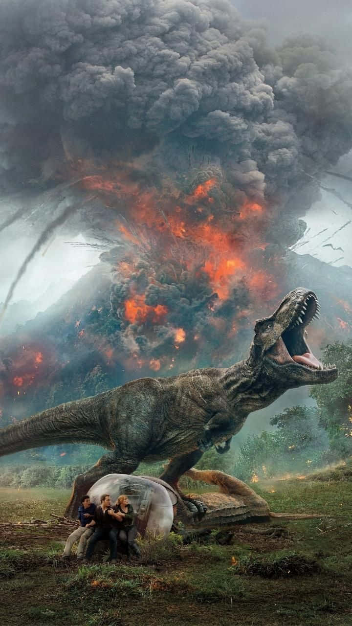  壁紙 — 一隻巨大的暴龍威嚇地咆哮，背後火山爆發爆炸，烈焰光芒灑在翻覆車輛附近一群驚恐的人們身上。