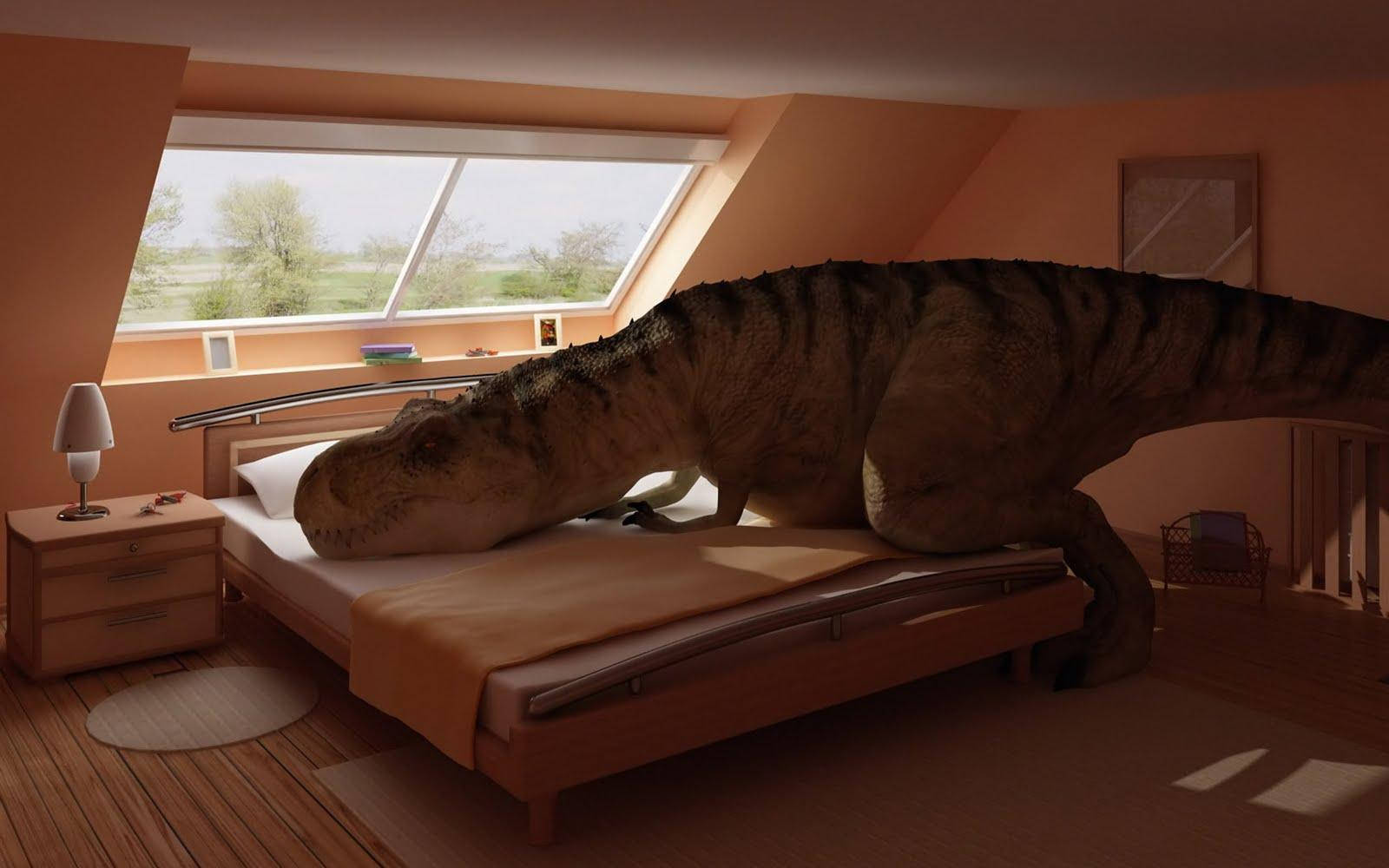 Funny Dinosaur 桌布 壁紙 — 一隻巨大的暴龍將頭靠在木床上，位於一個陽光充足的閣樓臥室，天窗可以看到樹木。